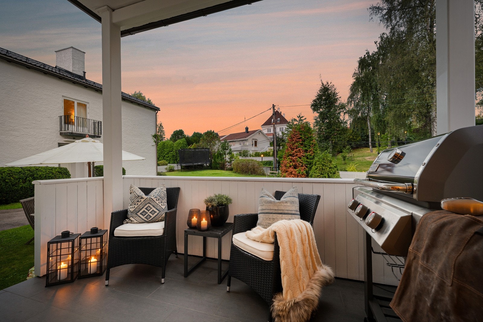 Praktisk overbygget og svært god kveldssol Galleribilde