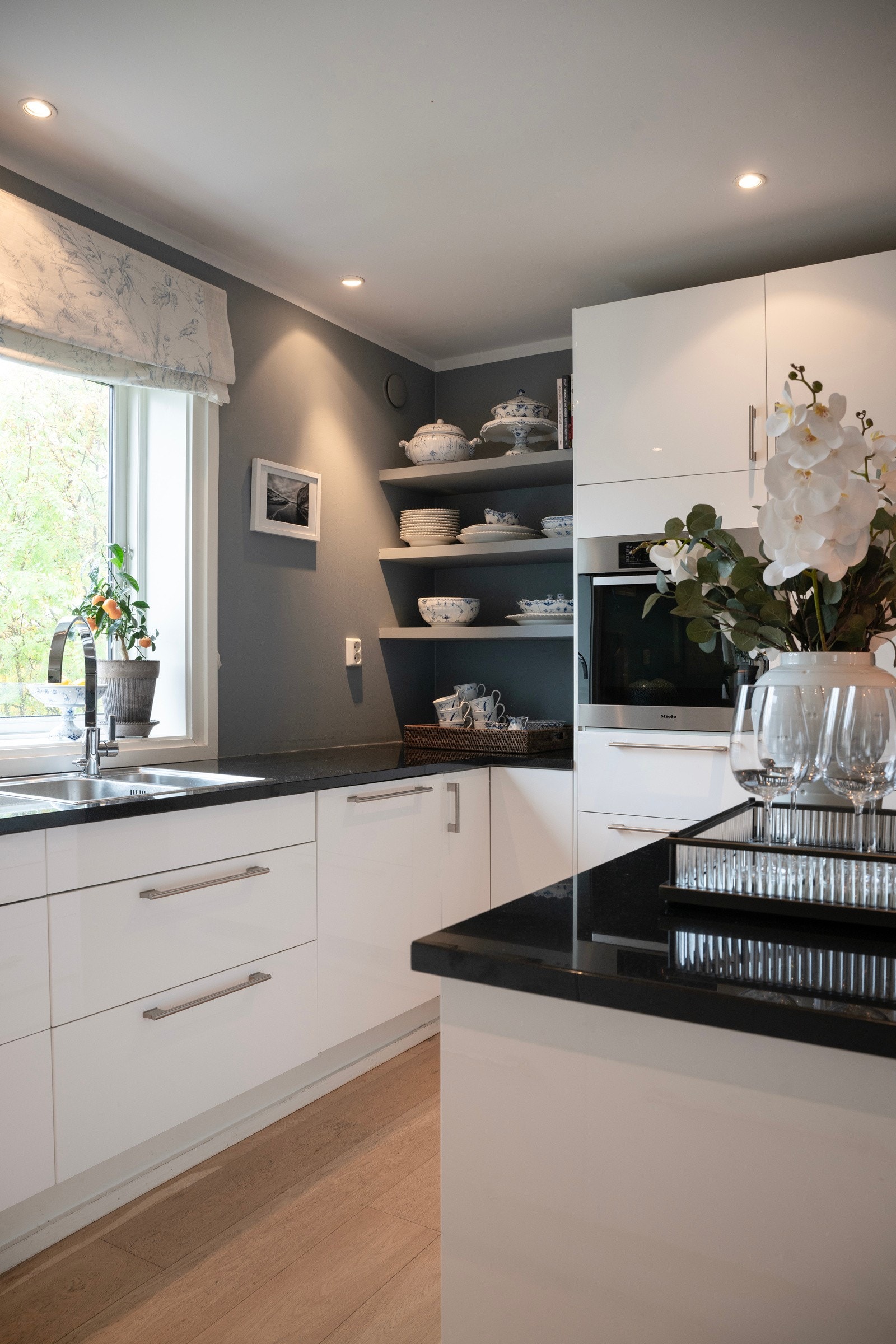 Lekkert og innholdsrikt kjøkken med integrerte hvitevarer Galleribilde