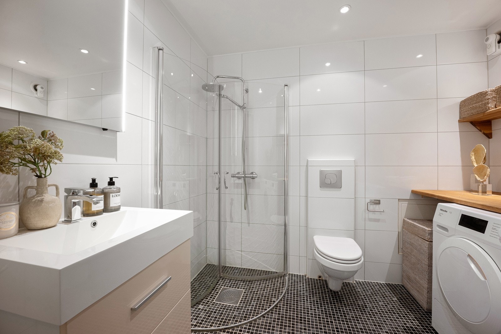 Bad med opplegg for vaskemaskin i 1. etasje Galleribilde