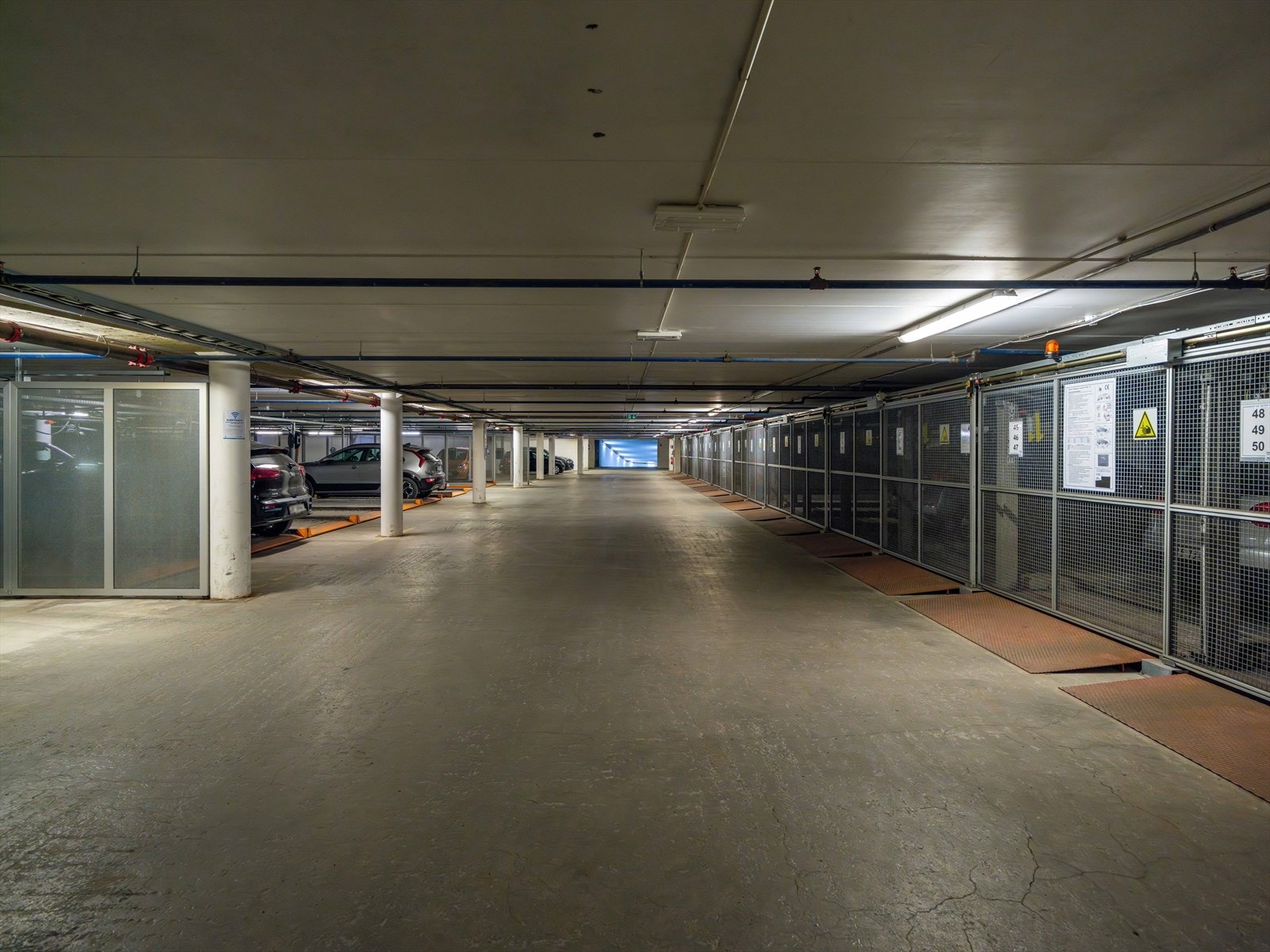 Parkeringskjeller. Det følger ikke med egen plass, men dette leies ut sporadisk til mellom 1.500,- og 2.000,- i måneden. Galleribilde