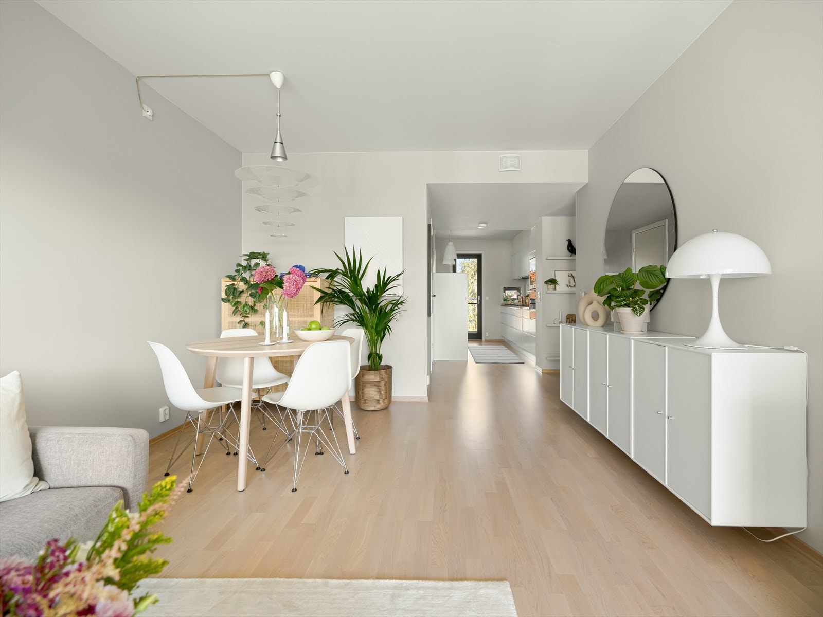 Stuen er av god størrelse og har naturlige soner for både spiseplass og sofagruppe/TV, som gjør den enkel å møblere. Galleribilde