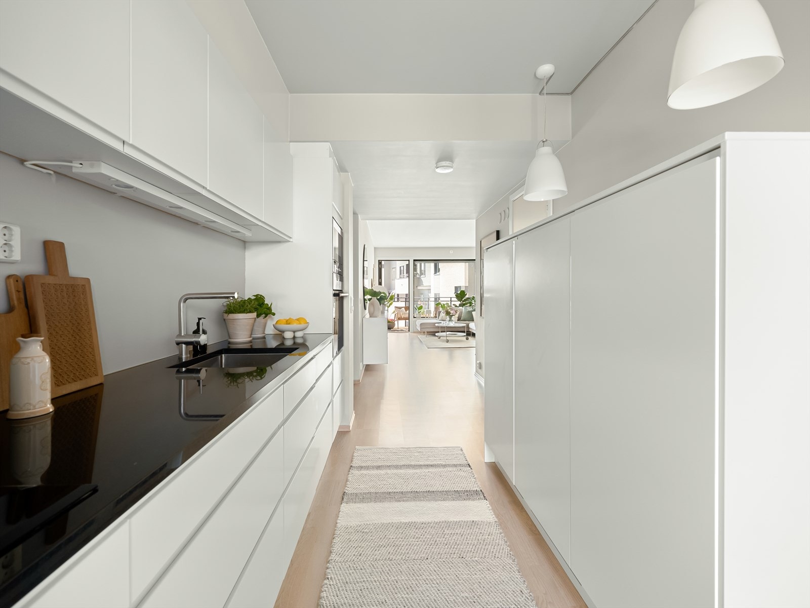 Fra andre siden av stuen ligger det et stilrent og moderne kjøkken med alt du trenger. Galleribilde