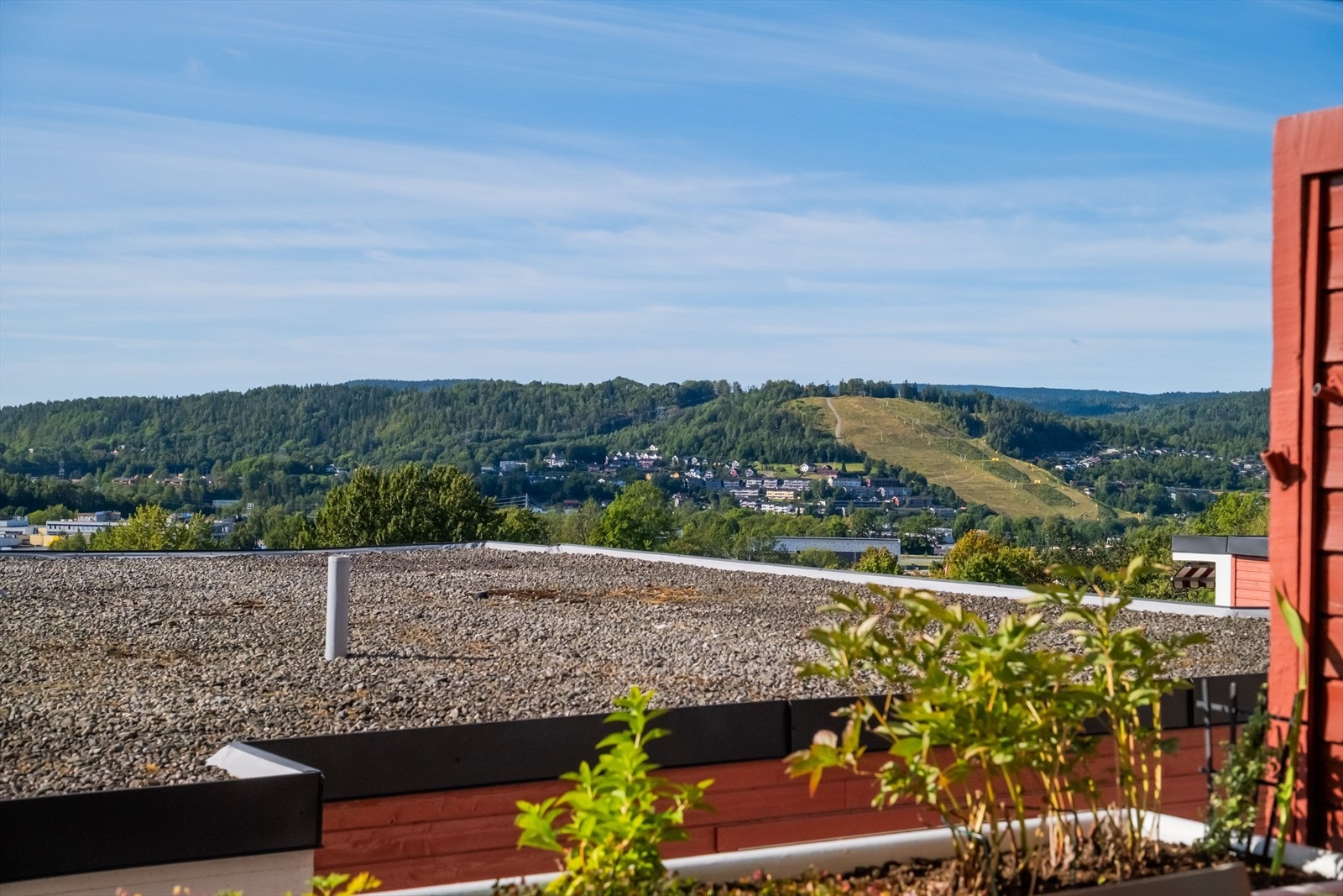 Ingen innsyn, solrik balkong og fri utsikt mot Kirkerudbakken Galleribilde