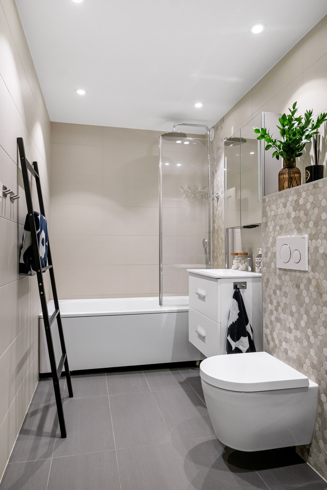 Pent bad fra 2018 med flislagte overflater - badekar og waterfall-dusj, samt varmekabler i gulv. Galleribilde