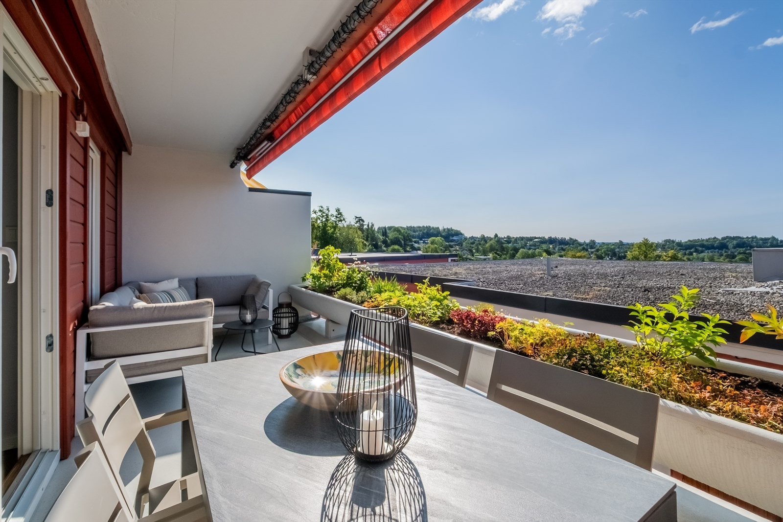 Plass til spisegruppe, lounge og grill - perfekt for sene sommerkvelder. Galleribilde