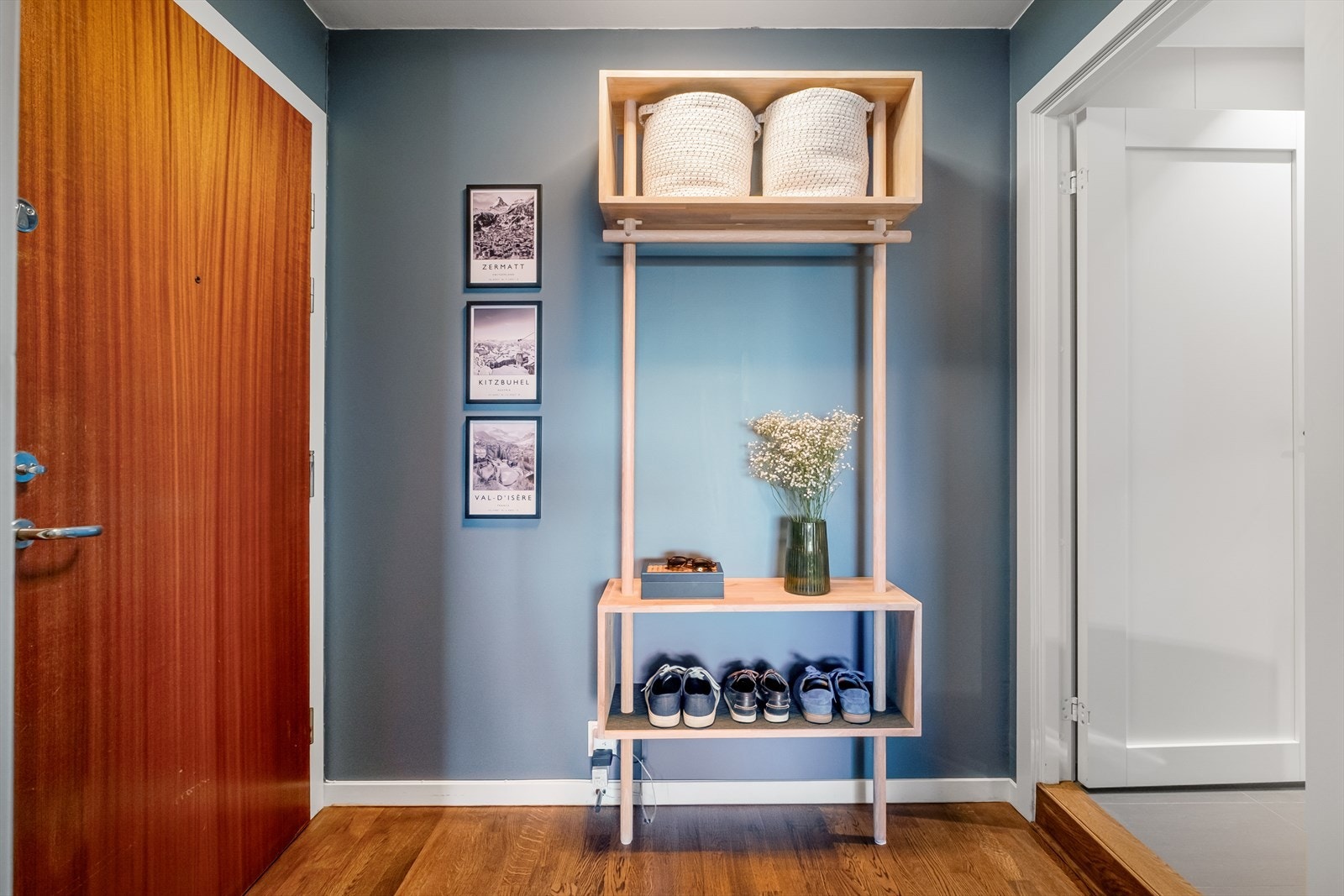 Velkommen inn i en romslig entrè med plass til oppbevaring. Galleribilde