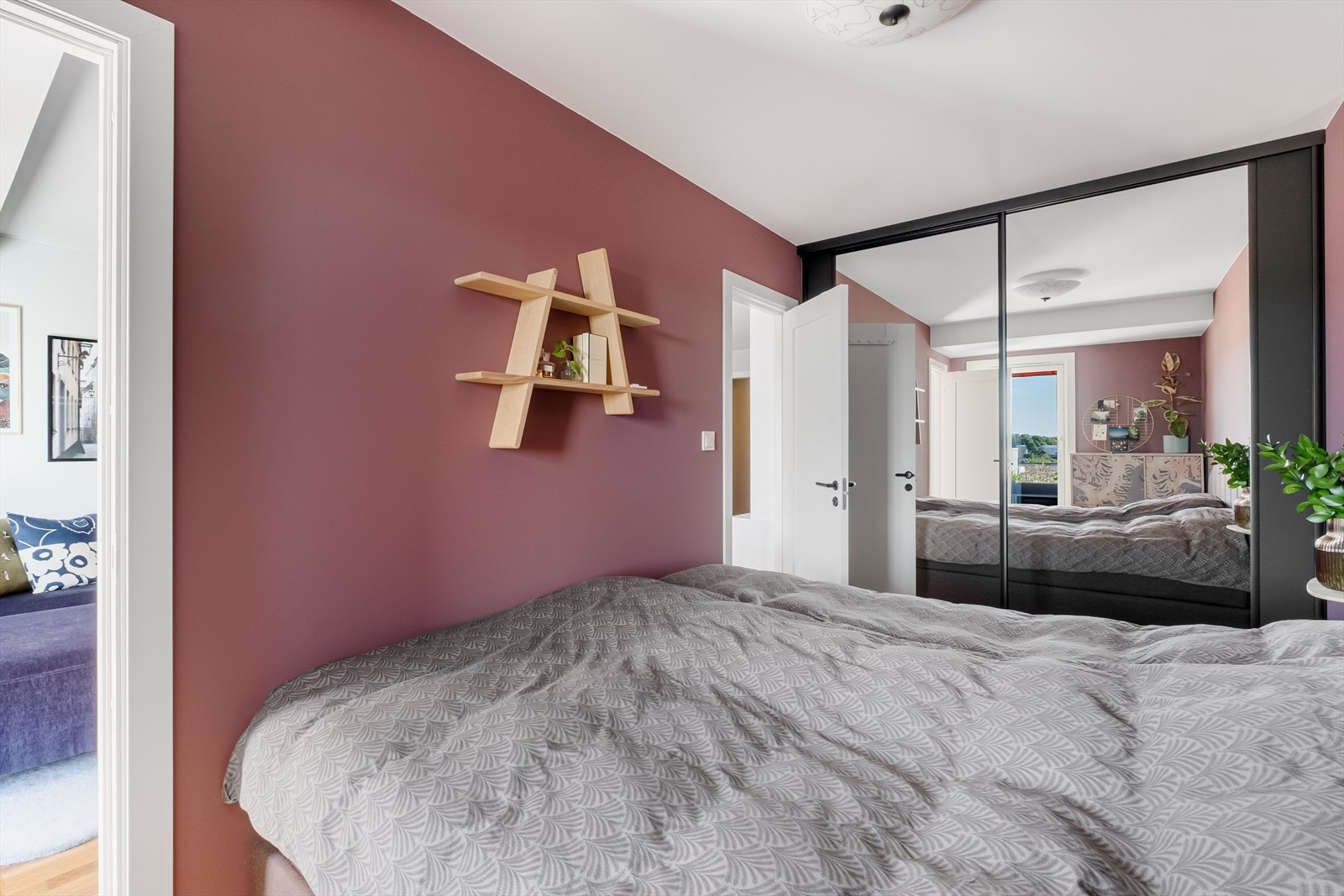 Soverom med god plass til dobbeltseng og garderobeskap. Galleribilde