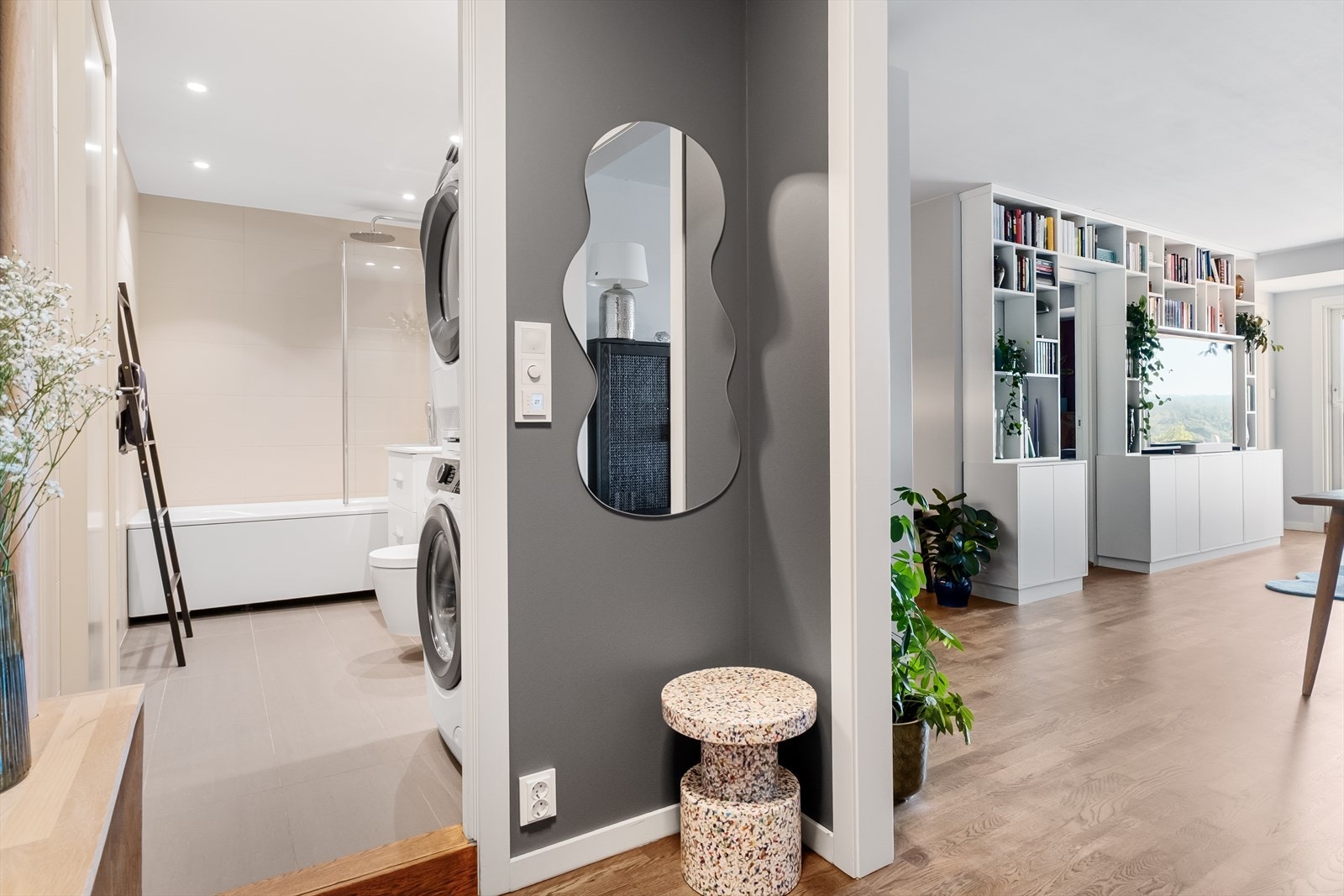 Fra entréen kommer du inn i den åpne stue- og kjøkkenløsningen med parkett på gulv. Galleribilde