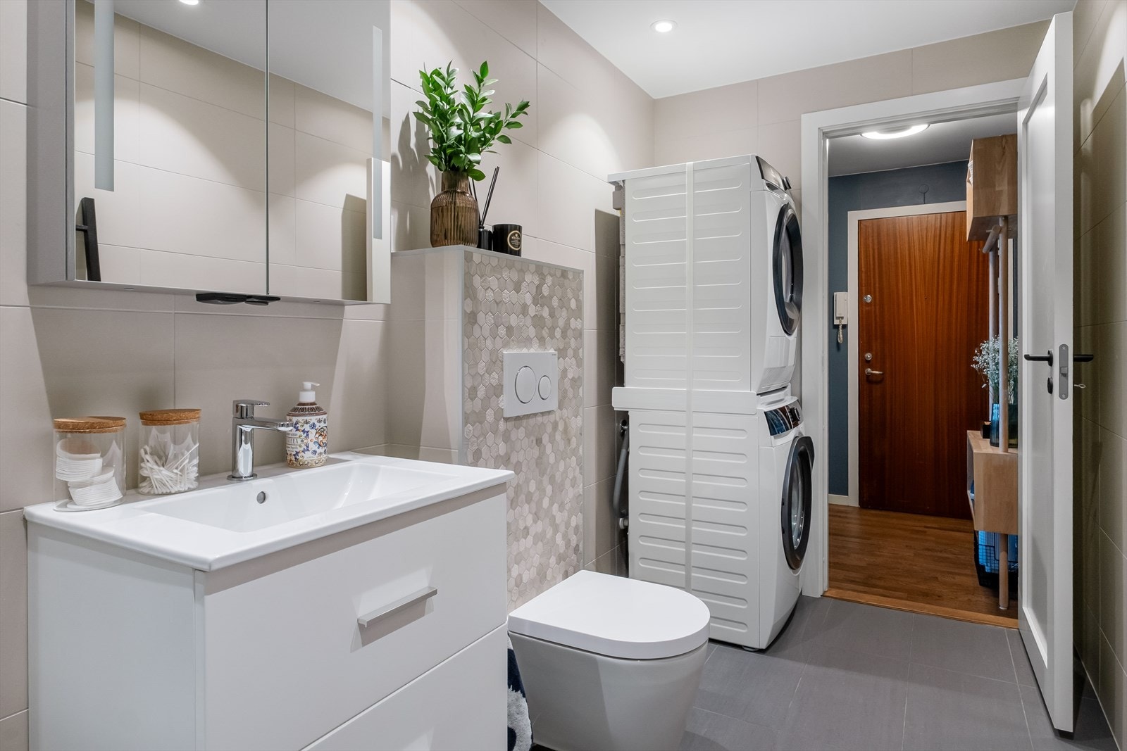 Plass til både vaskemaskin og tørketrommel med downlights i himling. Galleribilde