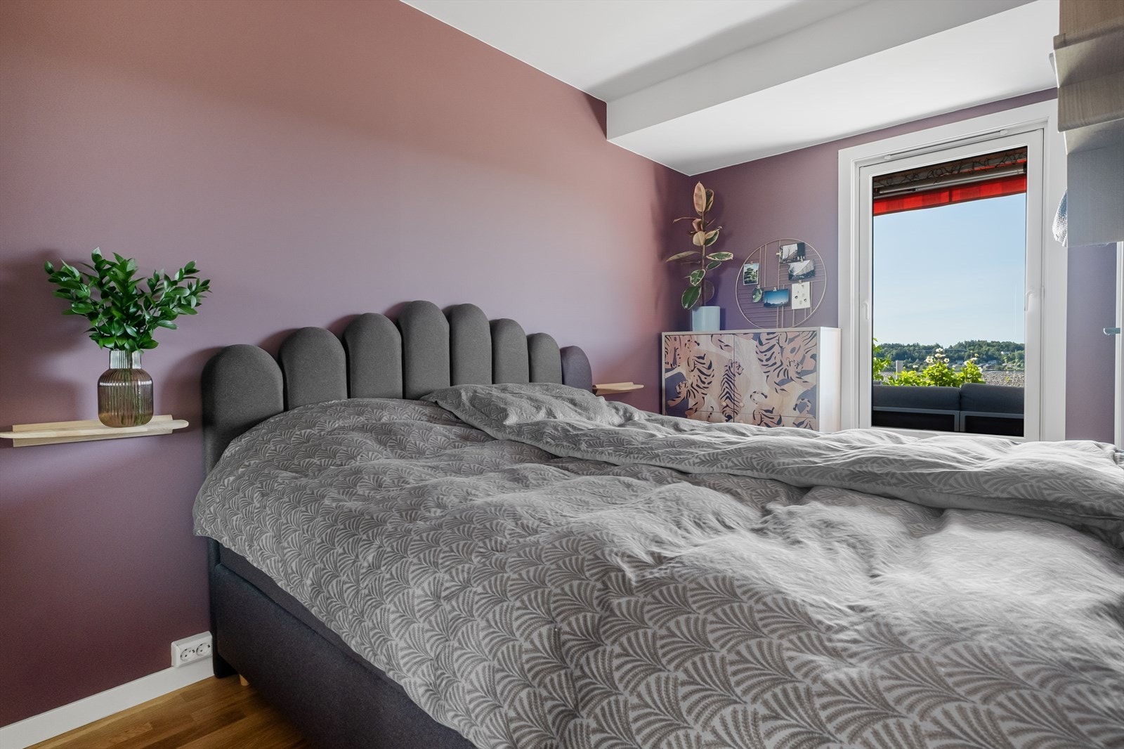 Stort vindu som slipper inn naturlig lys. Galleribilde