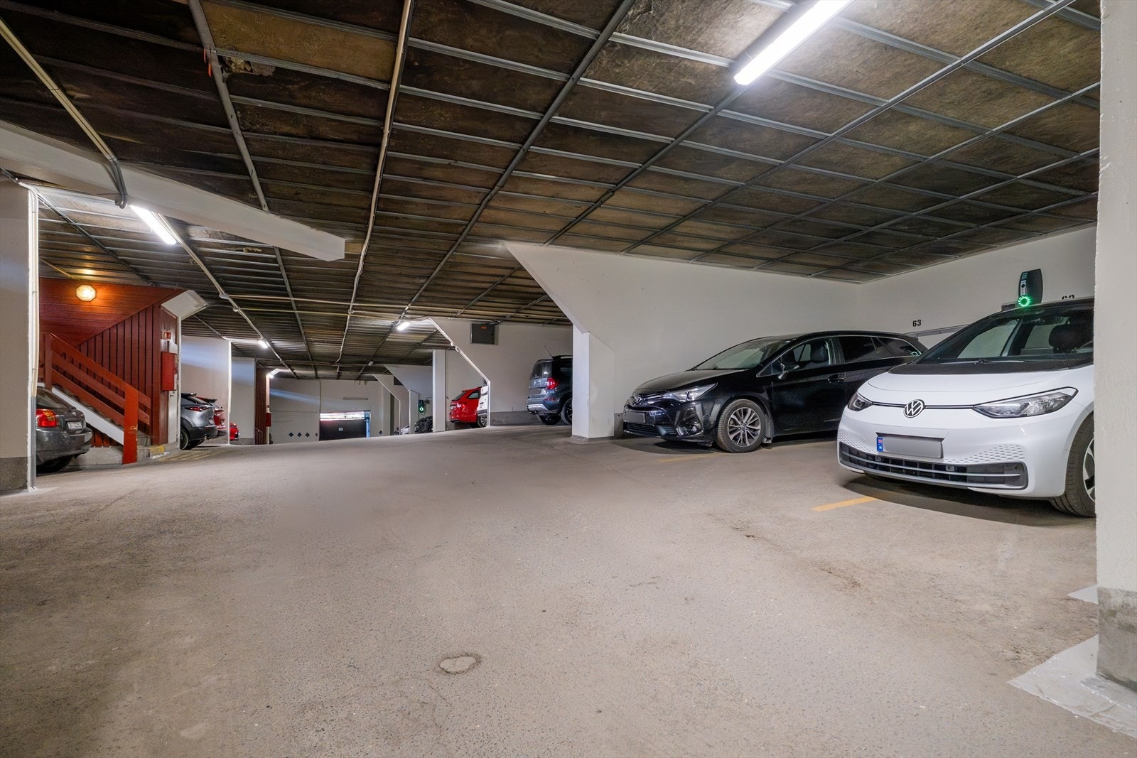 Biloppstillingsplass i garasjeanlegg med el- billader montert i 2024. Galleribilde