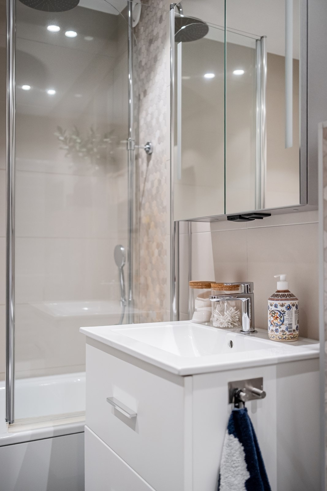 Servant med skuffeløsning og speilskap - optimalt for oppbevaring. Galleribilde