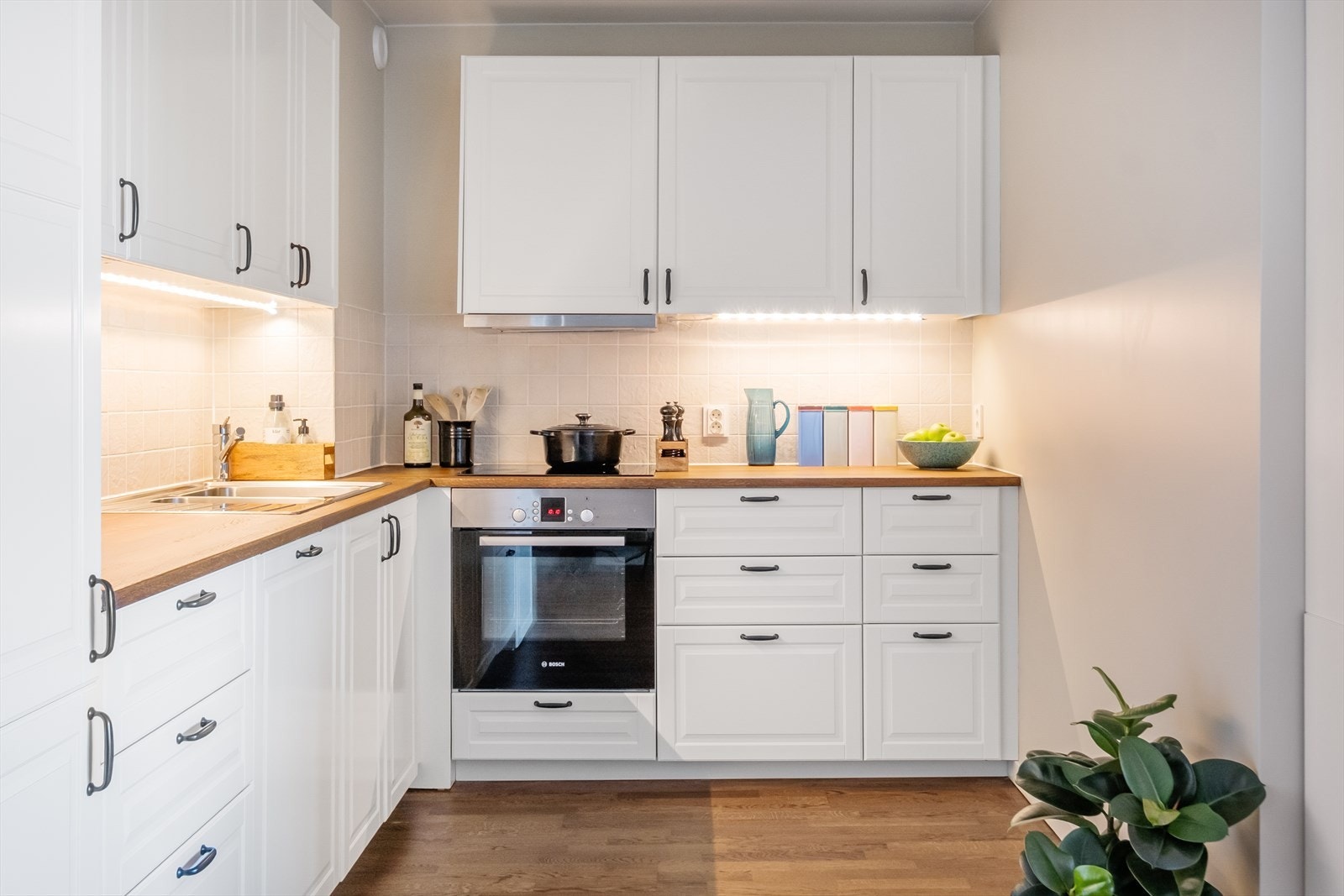 Hvitevarene er integrerte med stekeovn, platetopp, oppvaskmaskin og kjøl/fryseskap. Galleribilde