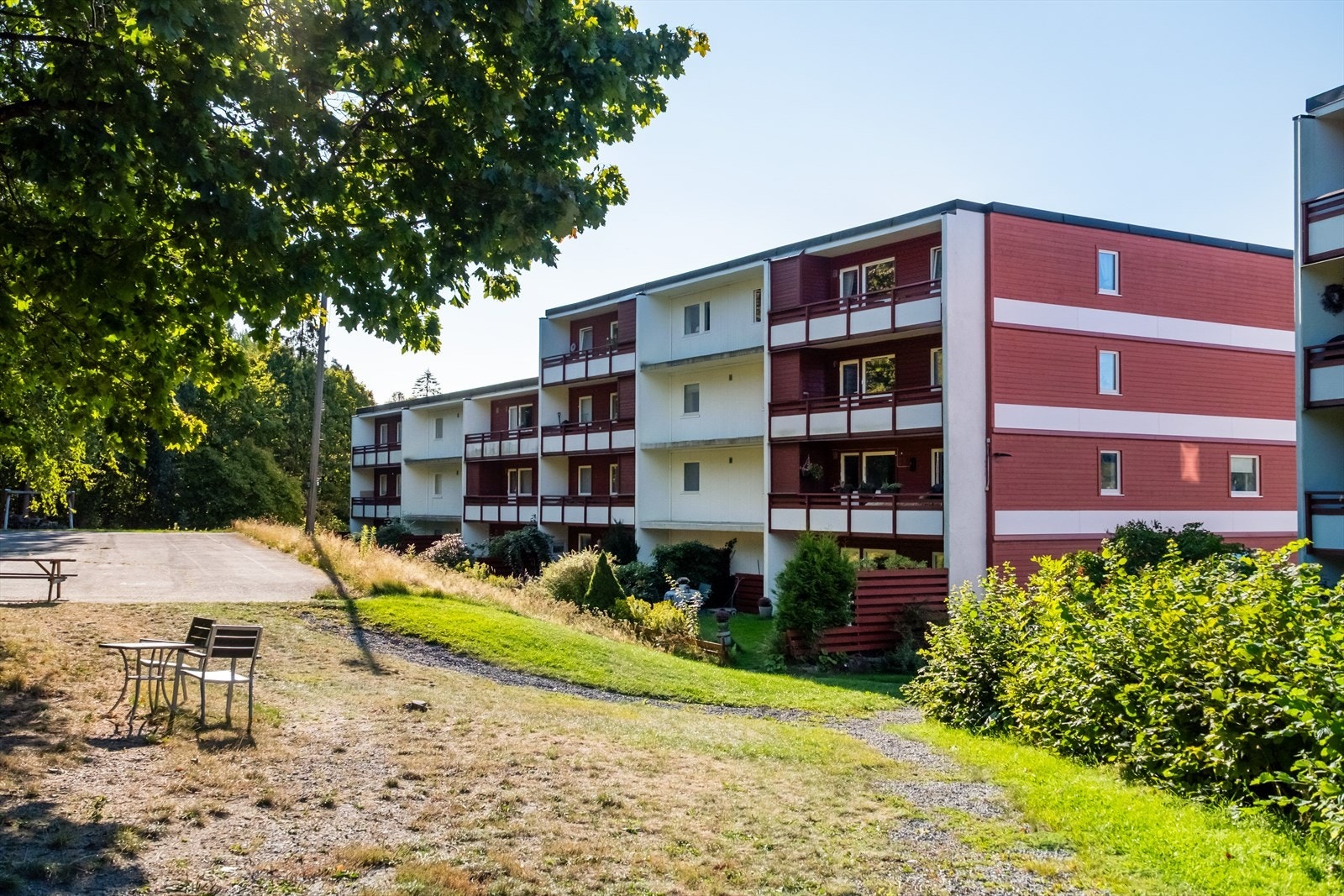 Leiligheten ligger i et naturskjønt og veletablert boligområde på Kolsås, med alt man trenger i hverdagen innen rekkevidde. Galleribilde