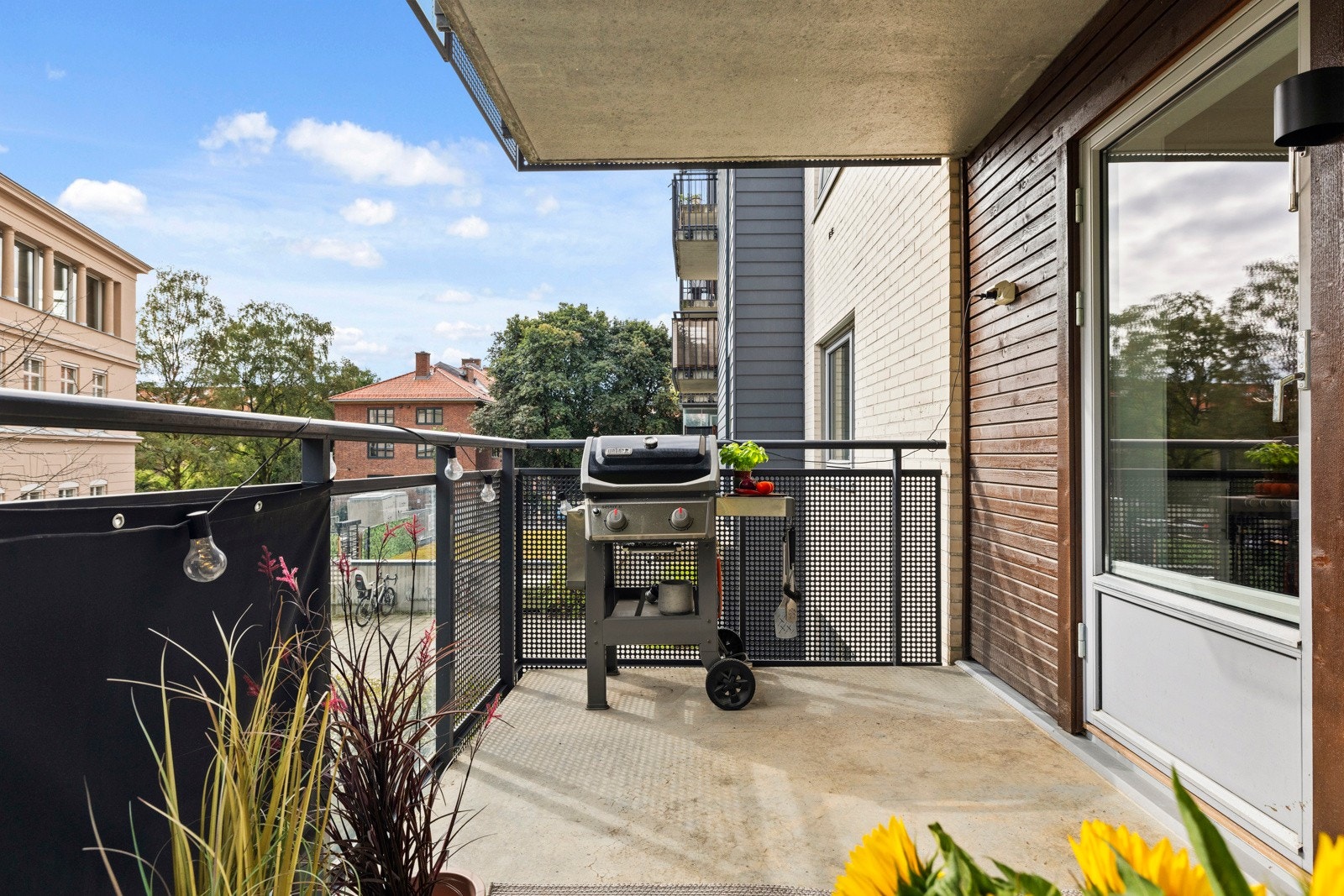 Balkongen er romslig og har plass til både sittegruppe og beplantning, en forlengelse av stuen i den varme årstiden. Galleribilde