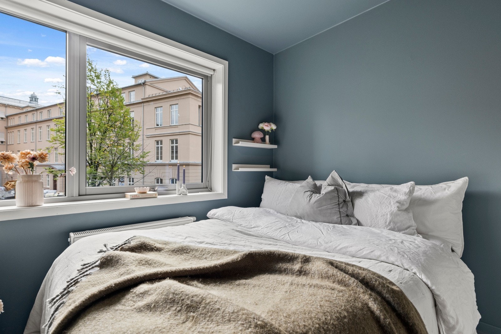 Rommet har god plass til dobbeltseng, nattbord og garderobeløsning, og oppleves som et stille og rolig sted for avslapning. Galleribilde