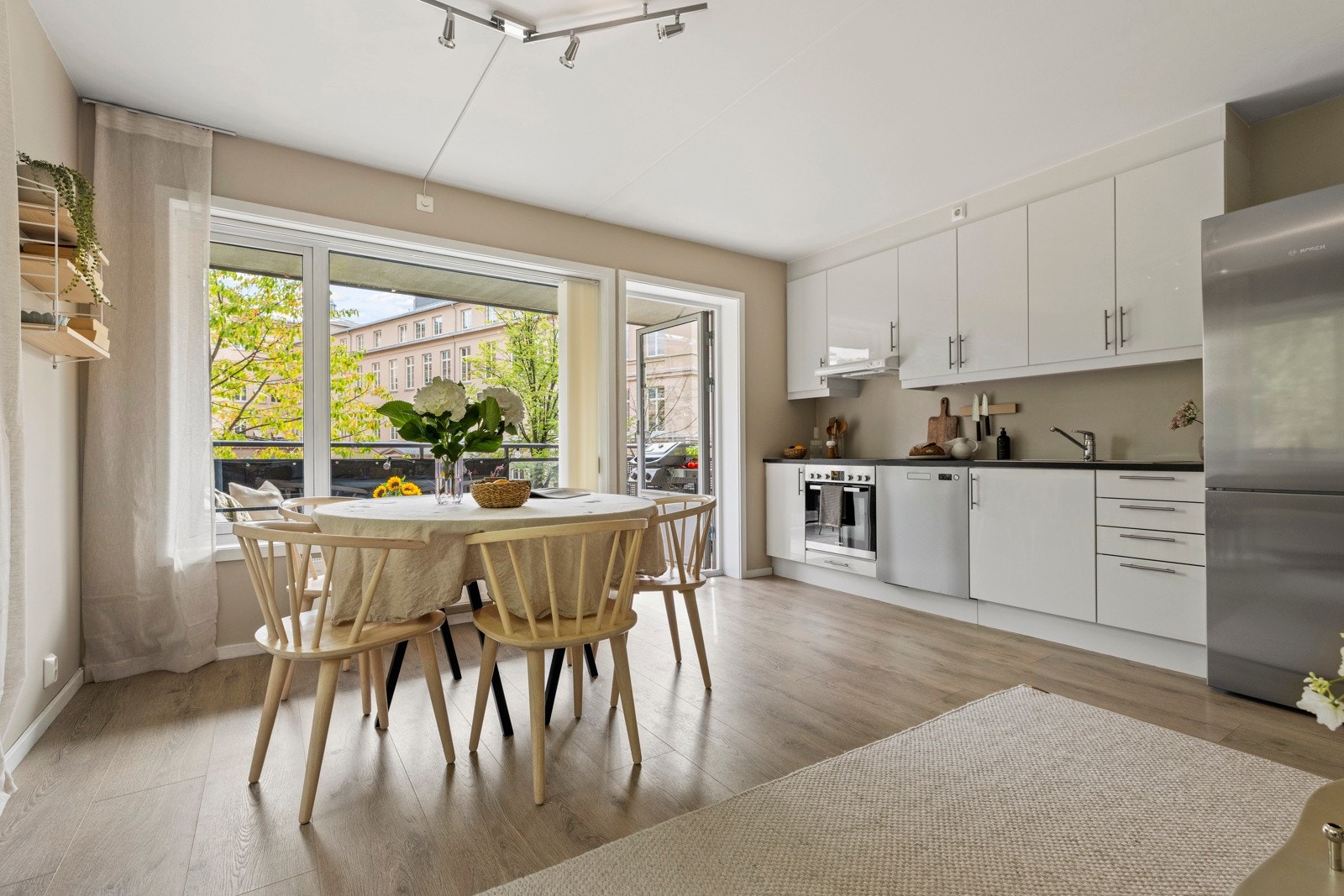 Det moderne kjøkkenet ligger i åpen løsning mot stuen og fremstår som både stilrent og funksjonelt. Galleribilde