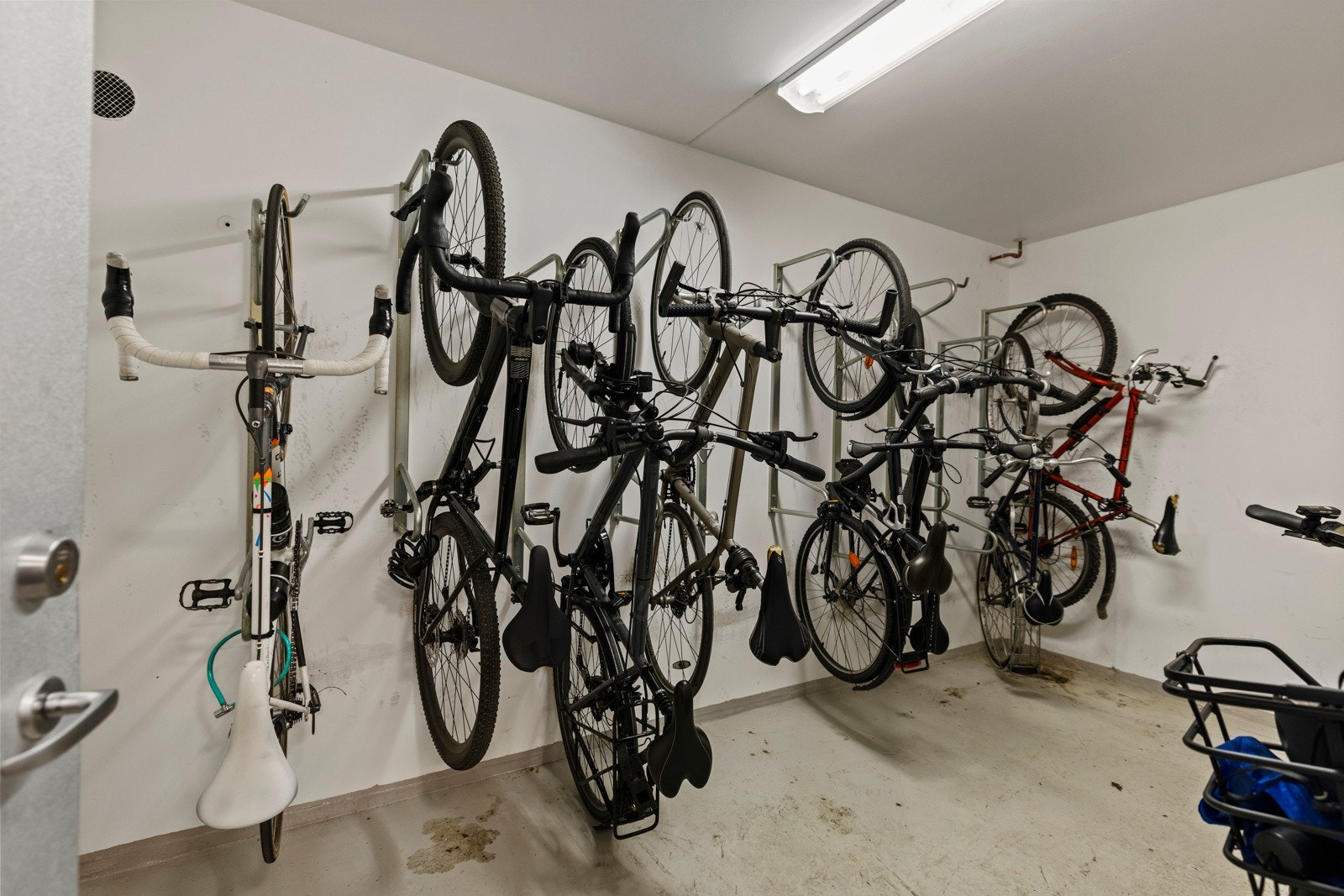 Det er rikelig med sykkelboder i sameiet. Galleribilde