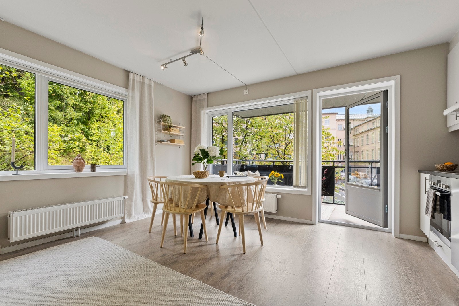 Omringet av grønn og frodig utsikt føles stuen skjermet og privat. Galleribilde