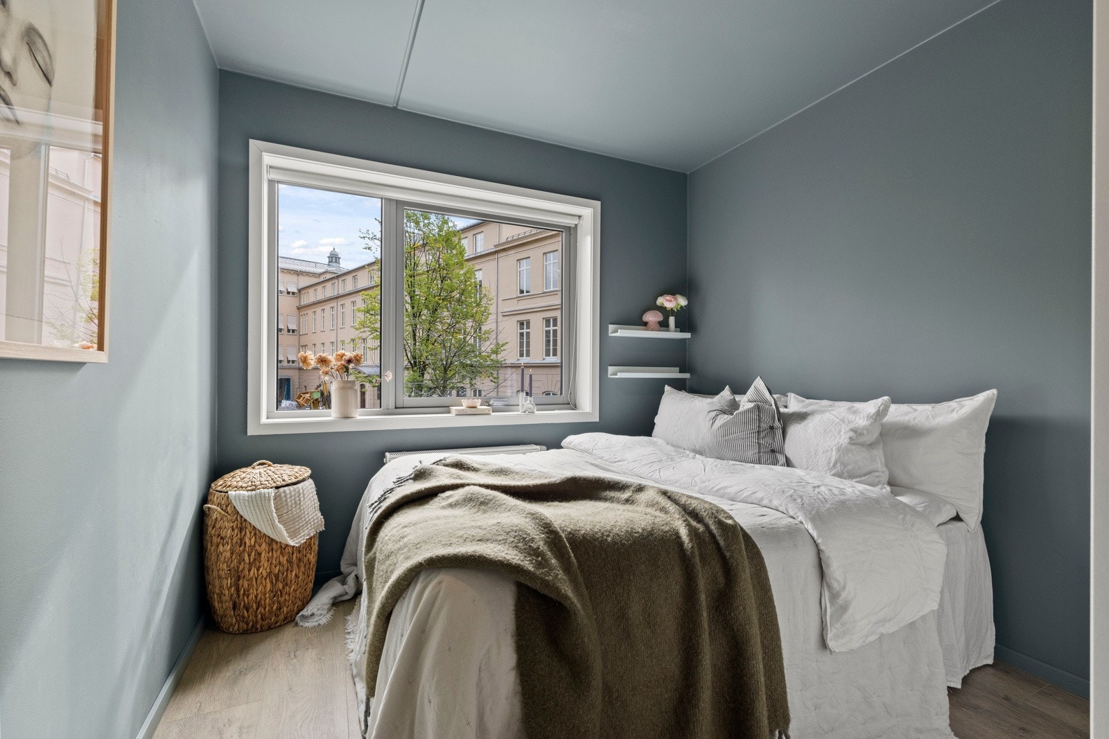 Soverommet er malt i en beroligende blå tone og har store vinduer som gir et behagelig lysinnslipp. Galleribilde