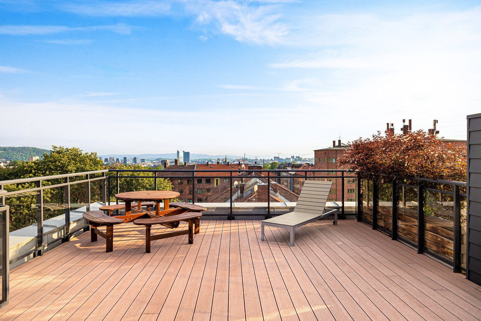 I A-opppgangen kan man ta heisen opp til den fantastiske takterrassen. Her er det møblert med sittegrupper og solsenger. Galleribilde