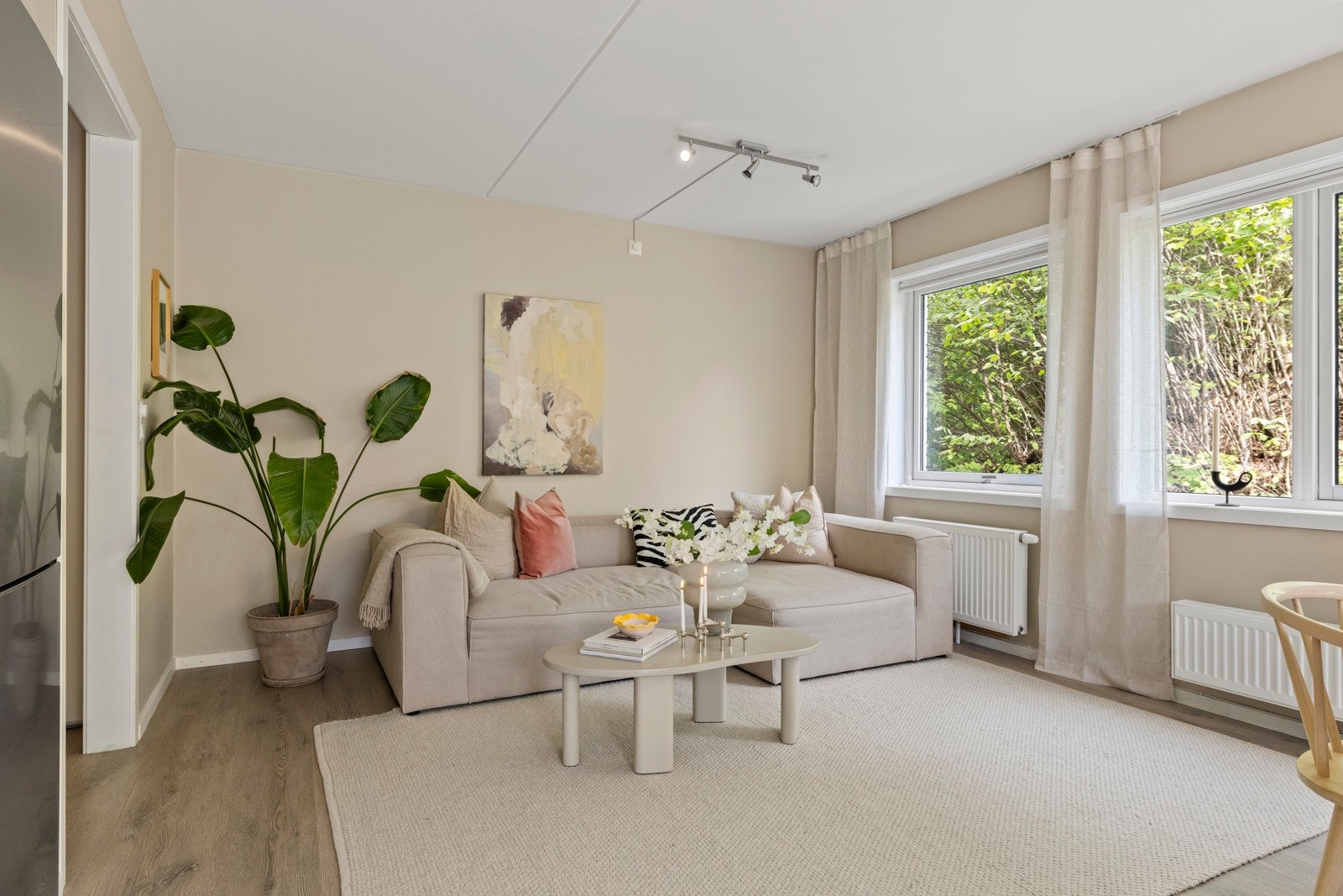 En sosial og stemningsfull sone som naturlig blir boligens hjerte, perfekt for både hverdagskos og hyggelige sammenkomster. Galleribilde