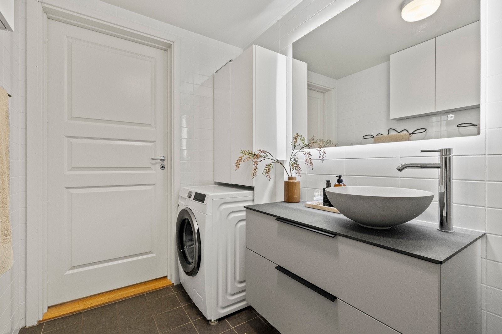 Flislagt baderom med moderne innredning og et helhetlig, rent uttrykk. Galleribilde