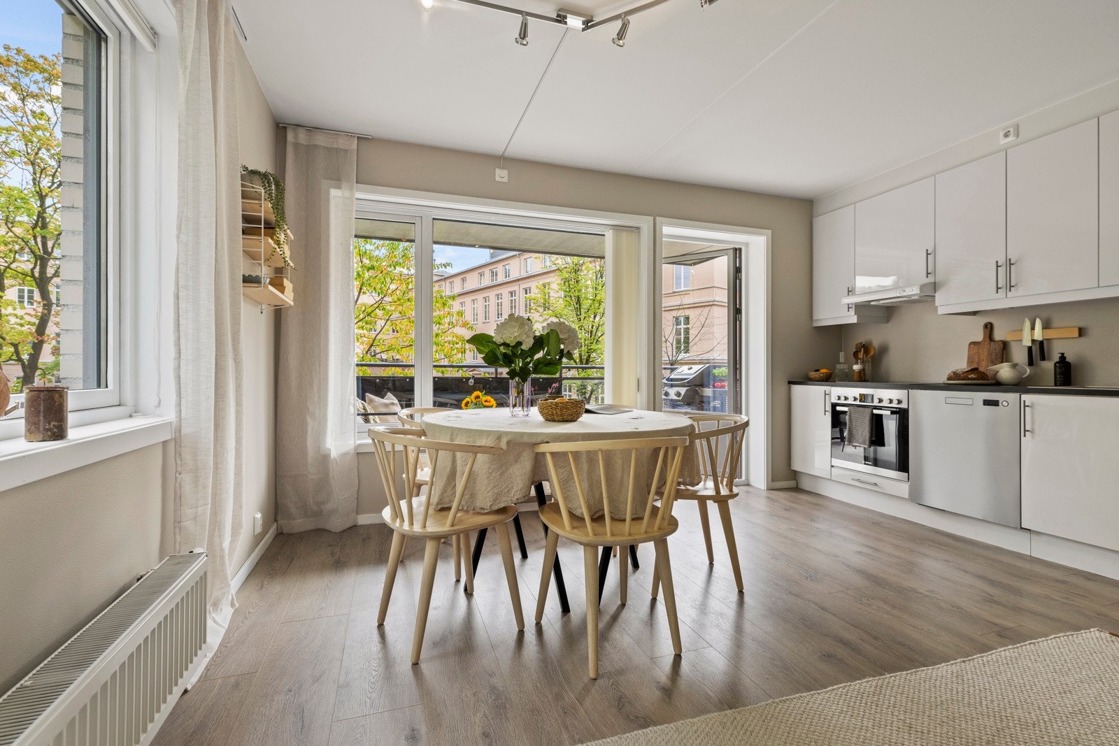 Det er rikelig med plass til spisebord ved vinduet, perfekt for hyggelige måltider i godt lys. Galleribilde