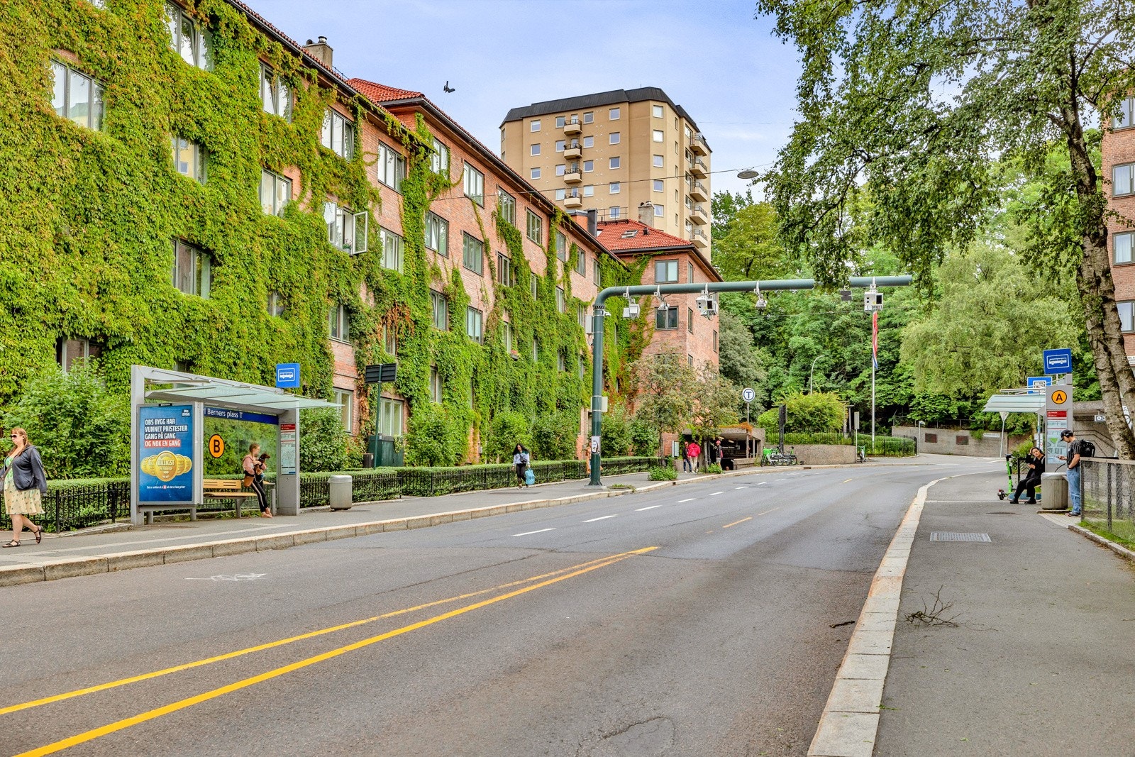 Området byr på en perfekt balanse mellom urbant byliv og rolig nabolagsfølelse, med alt du trenger i hverdagen like i nærheten. Her ligger alt til rette for et komfortabelt og trivelig nabolagsliv, for både unge, voksne og barnefamilier. Galleribilde