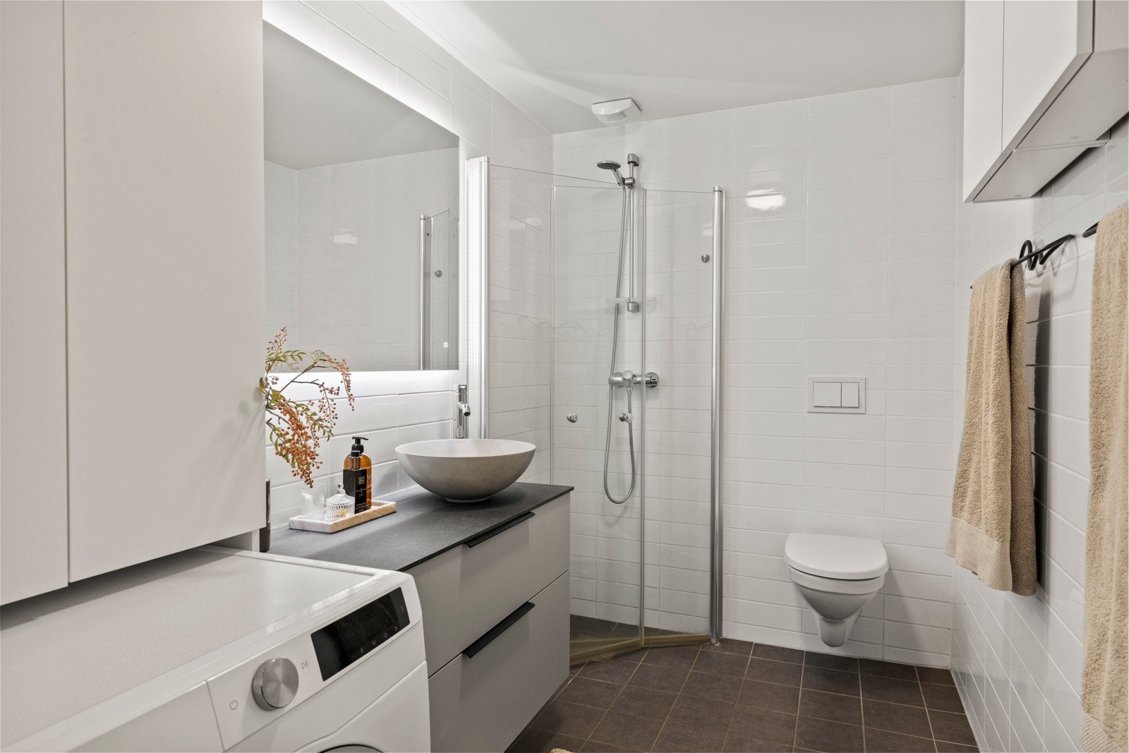 Det er også opplegg for vaskemaskin og god oppbevaringsplass, et praktisk og gjennomført bad tilpasset dagens behov. Galleribilde