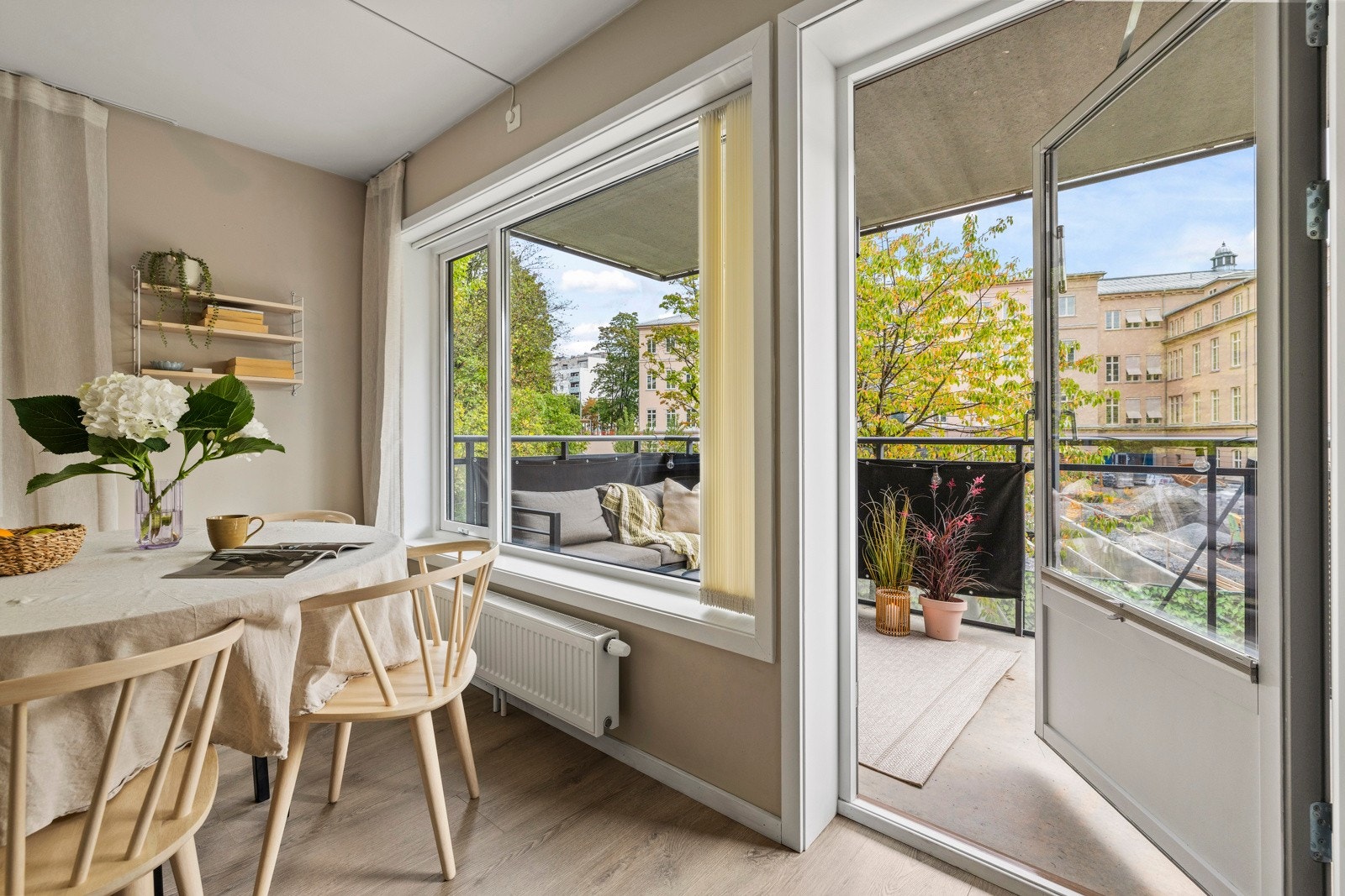 Fra stuen har du direkte utgang til en solrik og overbygd balkong vendt mot et frodig og stille gårdsrom. Galleribilde