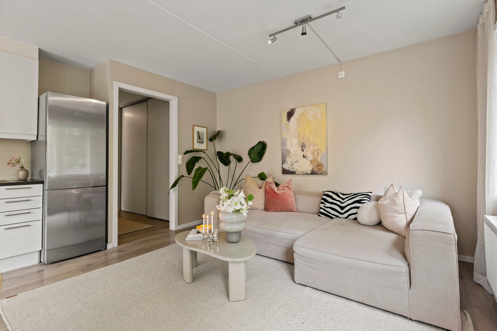 Stuen har en åpen og luftig romfølelse, med store vindusflater som gir rikelig med naturlig lys. Galleribilde