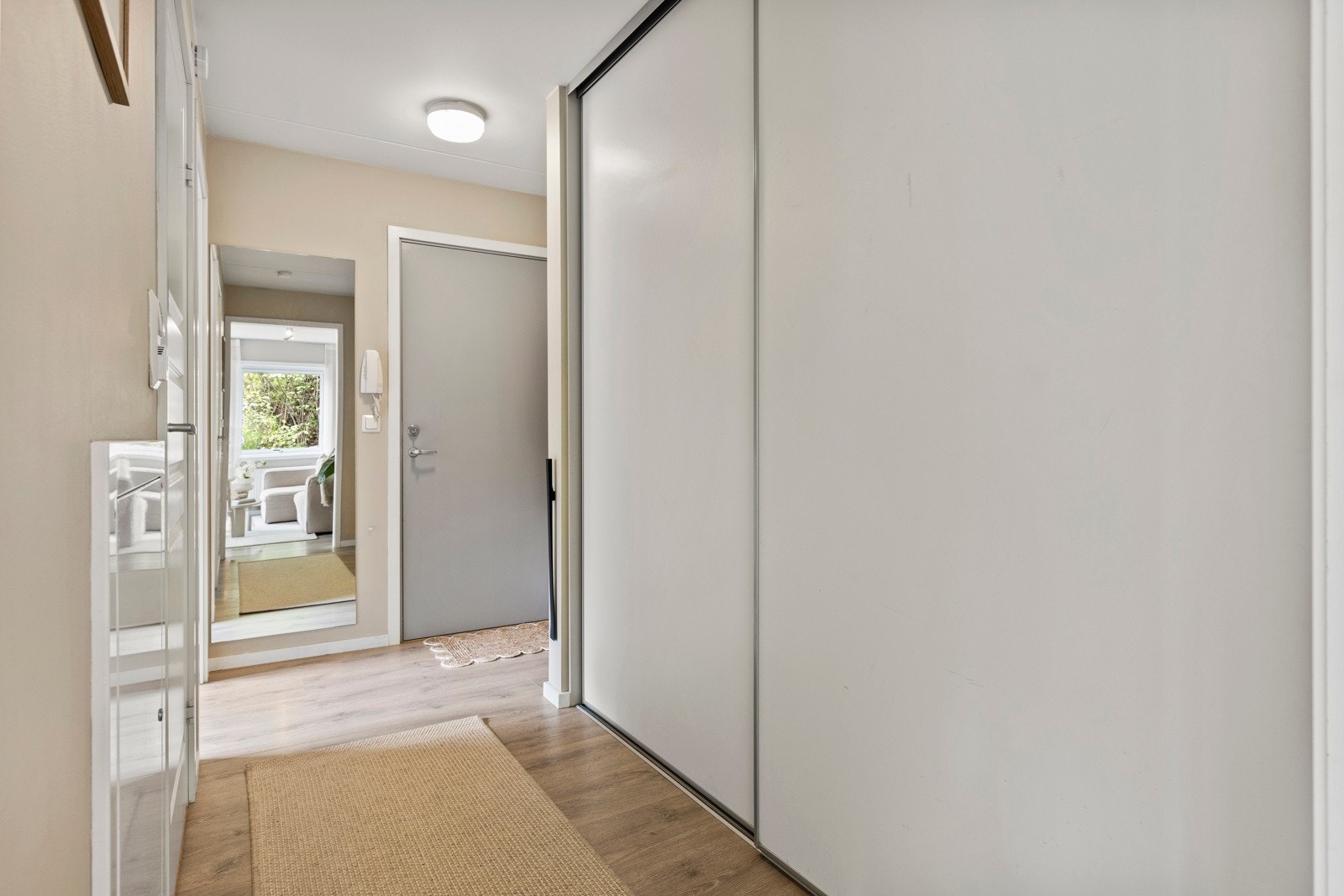 Du ønskes velkommen inn i en lys og praktisk entré med plass til både sko og yttertøy. Galleribilde