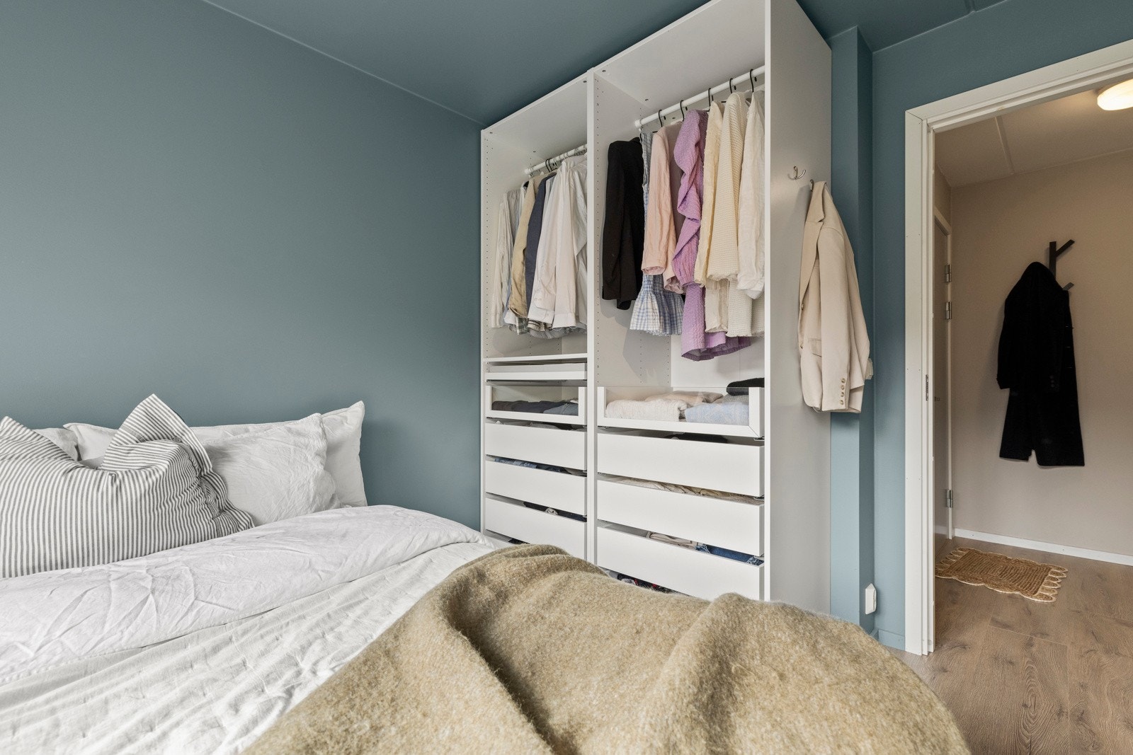 Det er i tillegg god oppbevaringsplass i åpen garderobeløsning med plassbygde hyller og heng. Galleribilde