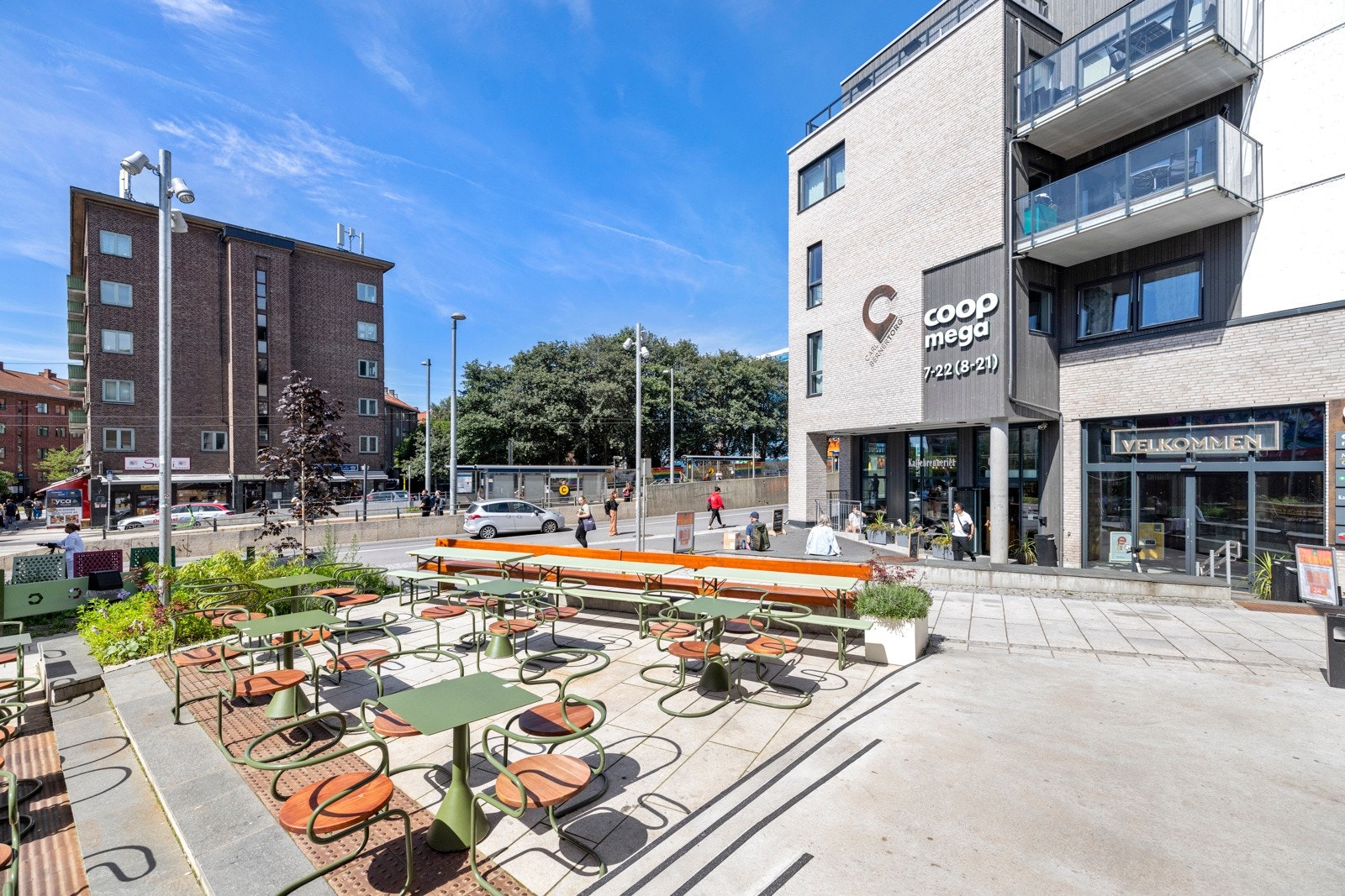 Her har du alt av dagligvare og servicetilbud rett utenfor døren. Carl Berner Passasjen og Carl Berner Torg er moderne nærsentre som huser bl.a. KIWI, Coop Mega, Apotek 1, blomsterbutikker, Vinmonopolet og flere hyggelige kaféer. Galleribilde