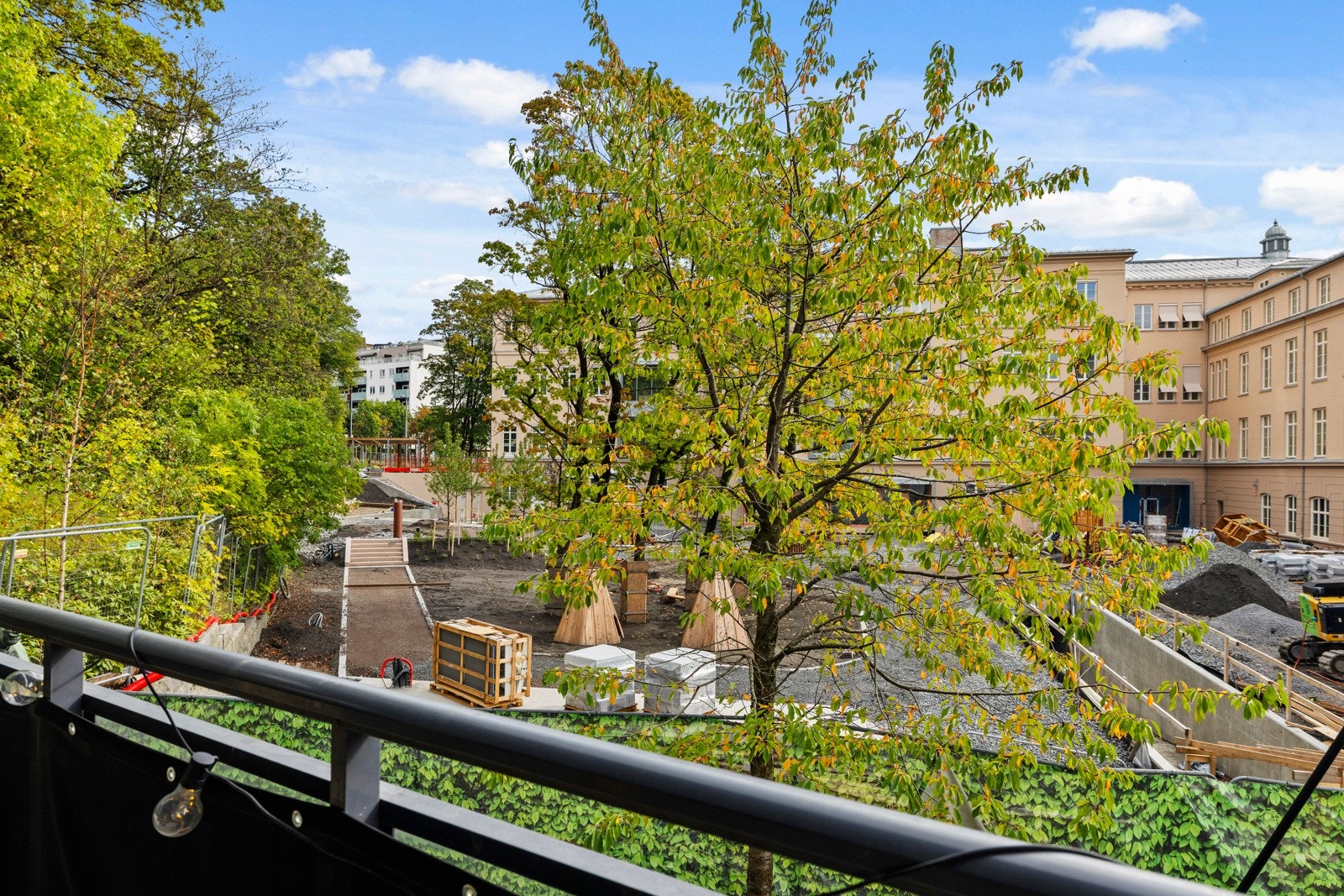 Balkongen vender ut mot Sophies Minde, hvor alle utearbeider er planlagt ferdigstilte innen utgangen av 2025. Her vil det komme et flott parkområde med bla. opparbeidede veier og beplantning, Galleribilde