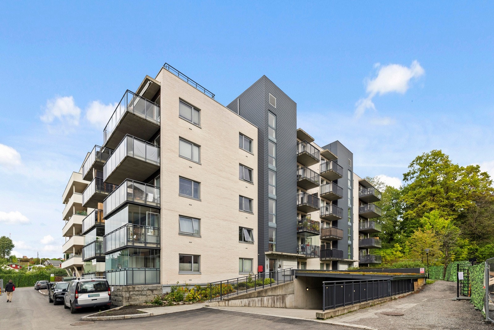 Her får du en lekker bolig med moderne fasiliteter, heis i bygget, rikelig med bodplass, solrik balkong, takterrasse, garasjemulighet, rikelig med gjesteparkeringer, sentral beliggenhet og grønn utsikt. Med andre ord; en totalpakke av en bolig. Galleribilde