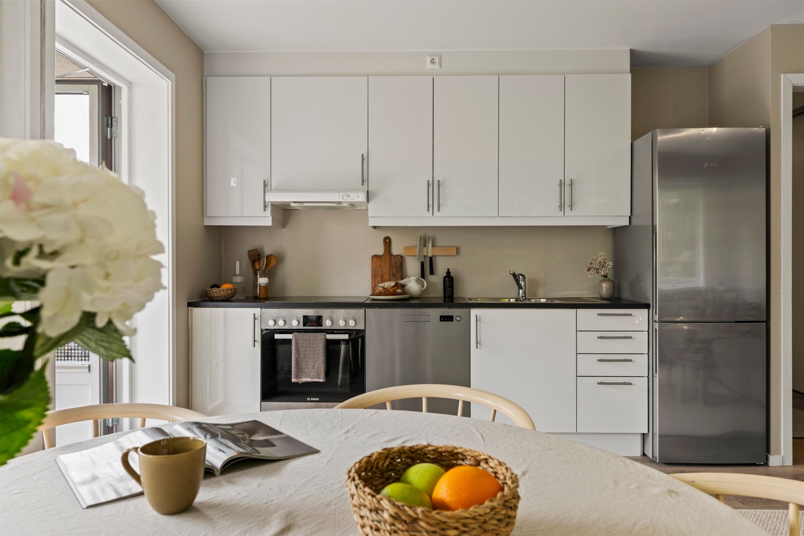 Integrerte hvitevarer består av oppvaskmaskin, stekeovn og platetopp, og det er tilpasset nisje for plassering av kjøl/fryseskap. Galleribilde