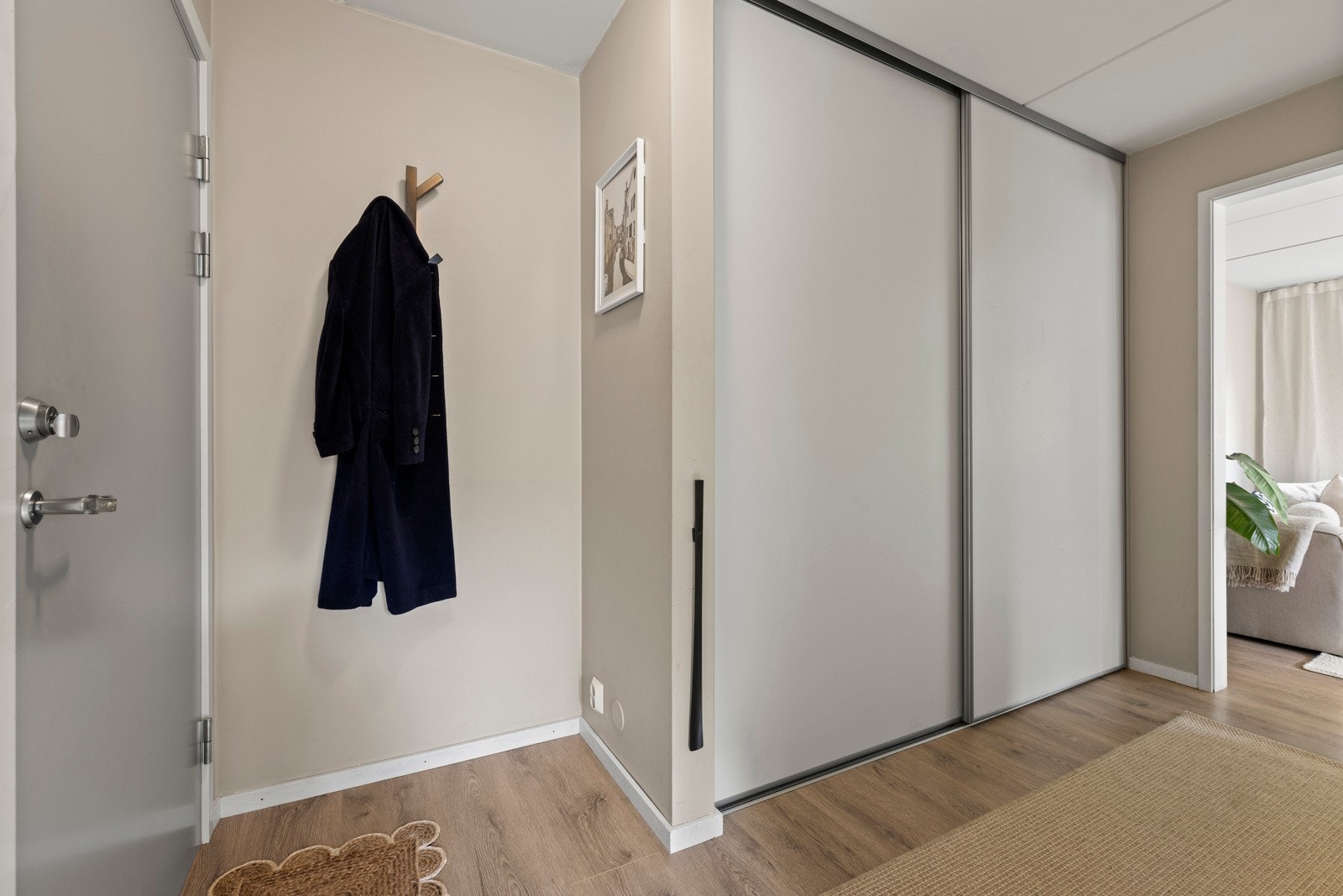 Den innbydende gangen har god oppbevaringsplass i form av skyvedørsgarderobe, som gjør det enkelt å holde orden i hverdagen. Galleribilde