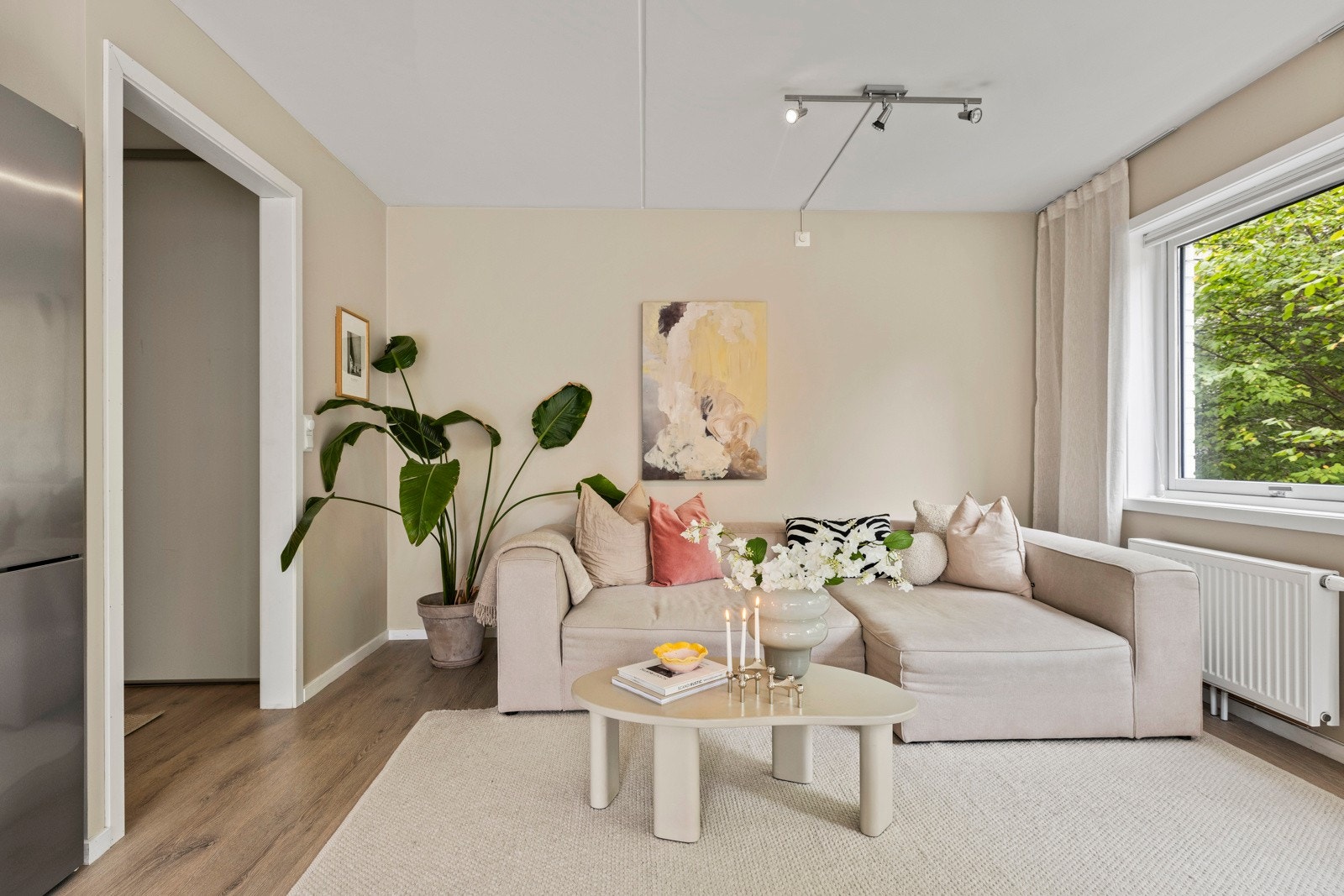 Her er det god plass til både sofagruppe og spisebord, og rommets utforming gjør det enkelt å møblere etter egne ønsker og behov. Galleribilde