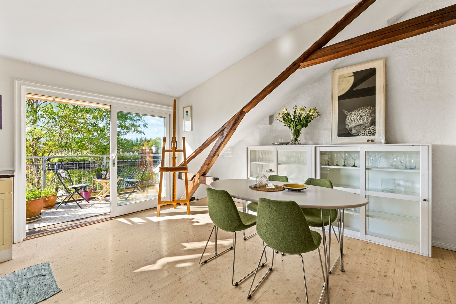 Spisebordet har en fin, naturlig sone i tilknytning til kjøkkenet, og skaper en innbydende ramme for måltider og gode samtaler. Galleribilde