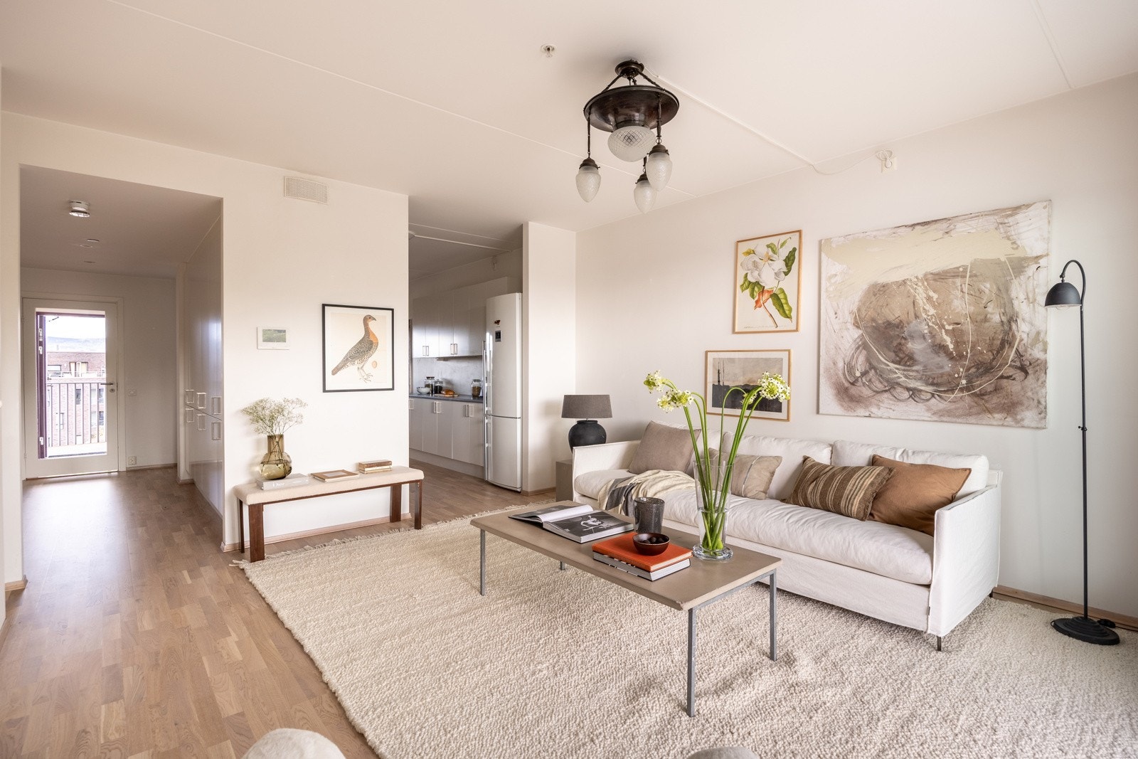 Lys og romslig stue Galleribilde