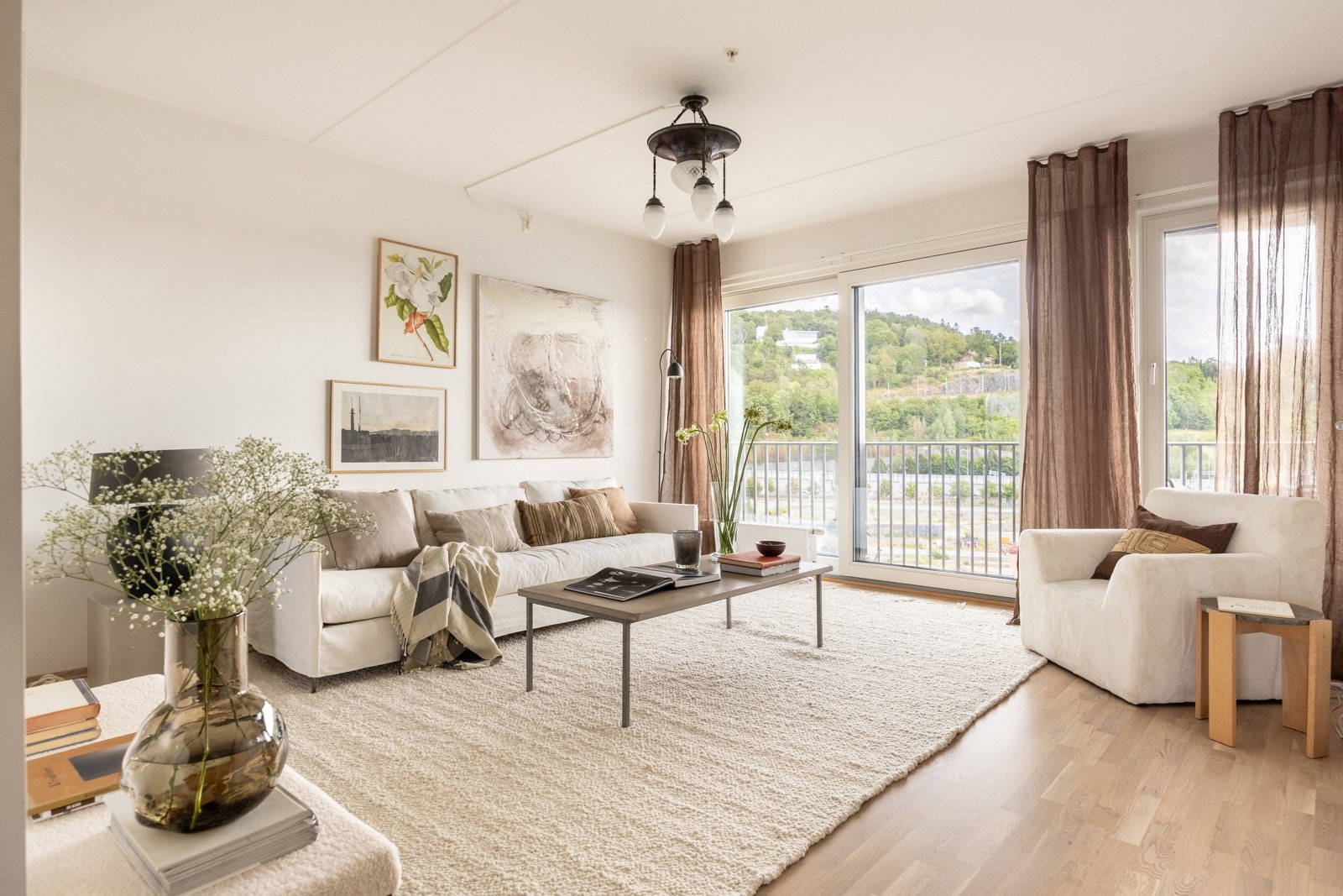 Velkommen til sørengkaia 86 - Presentert av Andrew J. Hemker v/ Privatmegleren Park En lys selveierleilighet i øverste etasje (7. etasje) beliggende på Sørenga. Her bor du sentralt, i omgivelser med alt av service og rekreasjonstilbud i umiddelbar nærhet. Galleribilde