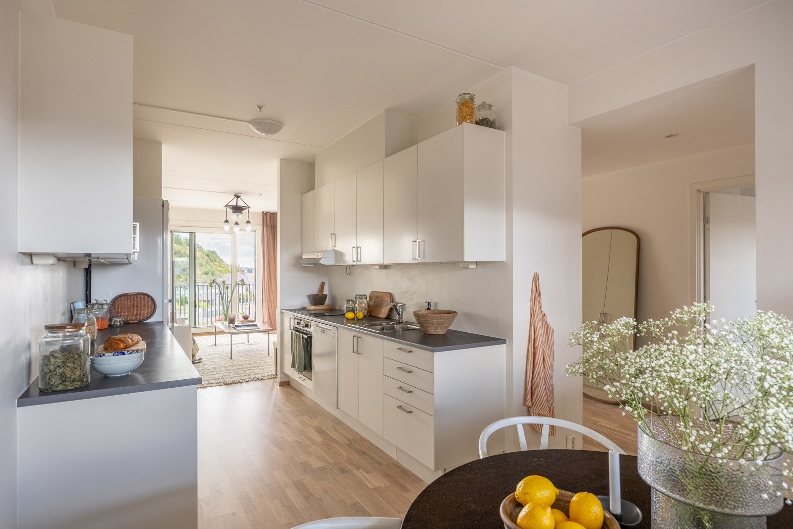 Skap- og benkeplass er godt utnyttet, og rommet har en kullfilterventilator i stål for avtrekk (over tak) Galleribilde