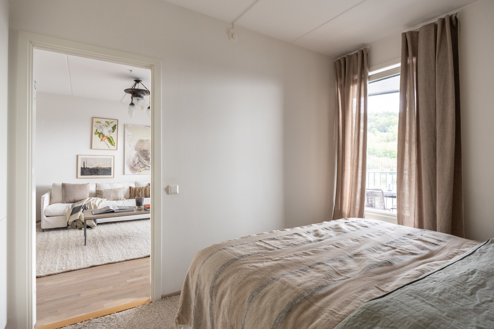 God plass til dobbeltseng med tilhørende nattbord. Galleribilde