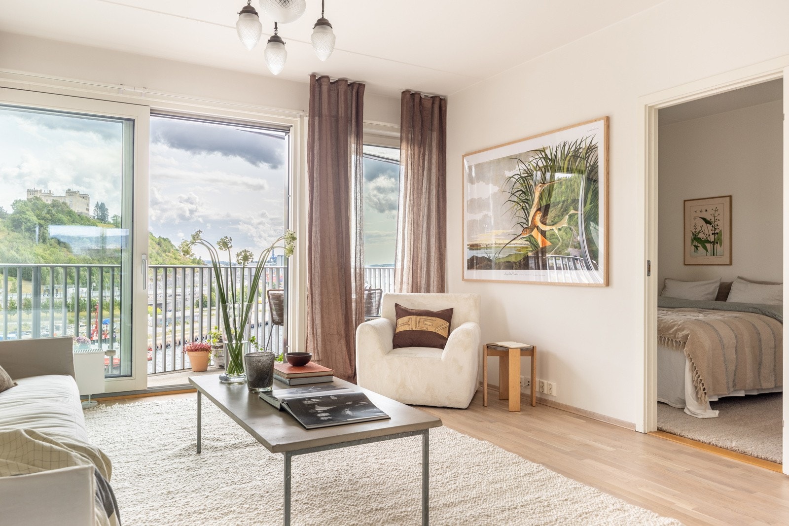 Gulvet er dekket av parkett (nytt 2025), mens veggene er malt i lyse toner som bidrar til et lyst og praktisk oppholdsrom. Galleribilde