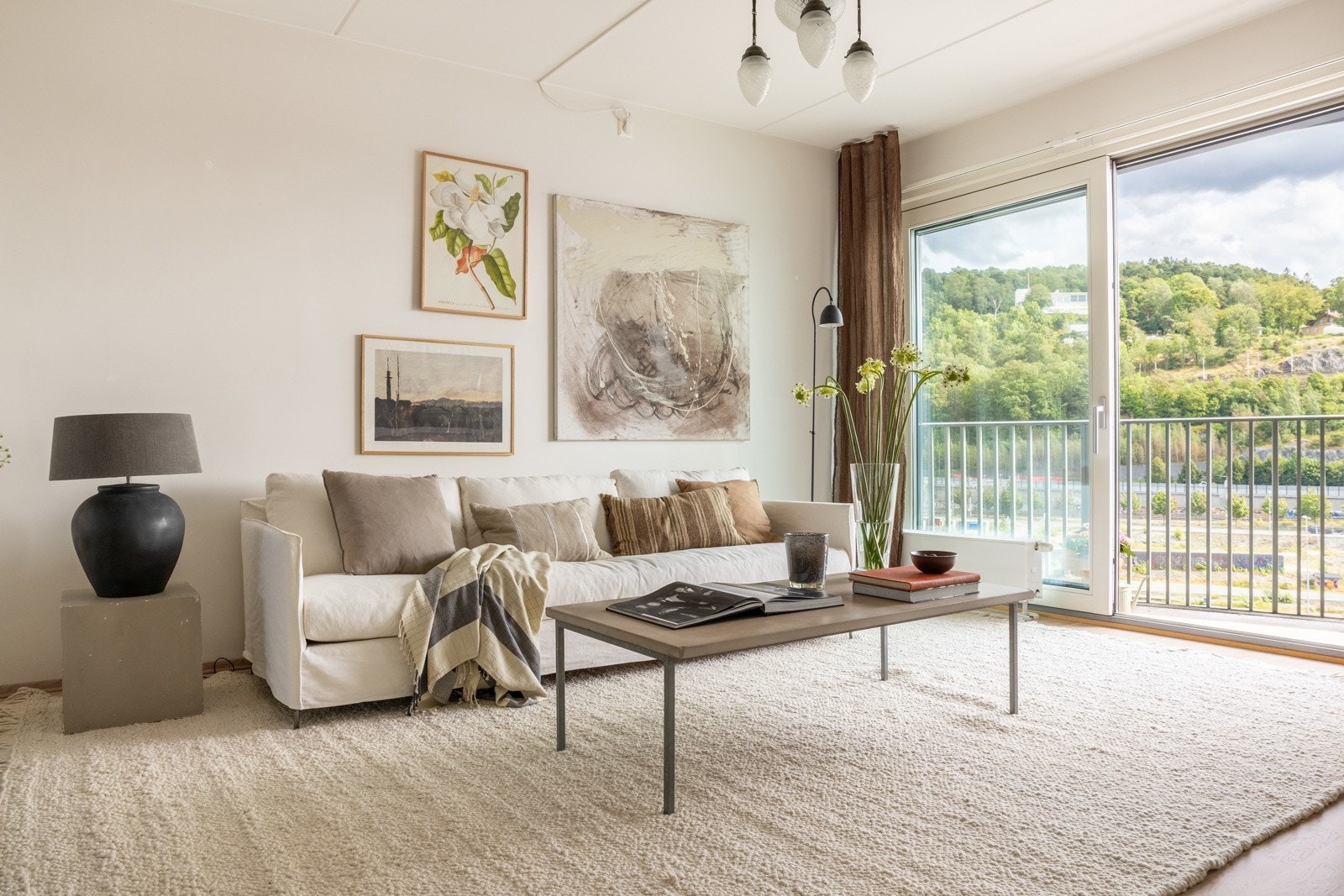 Leiligheten har en god planløsning med store vindusflater som gir mye lys og en god atmosfære. Ingen gjenboere og flott utsikt. Galleribilde