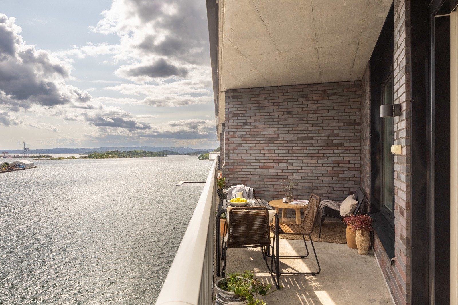 Balkongen har morgen og formiddagssol. Galleribilde