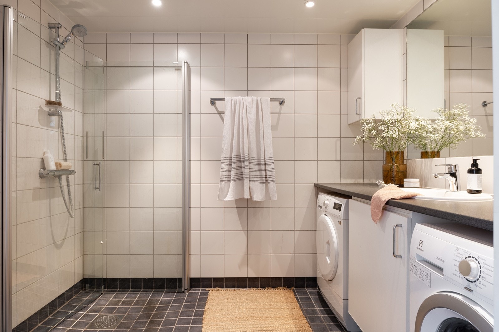 Badet har flislagte vegger og gulv samt downlights med dimmer i tak. Galleribilde