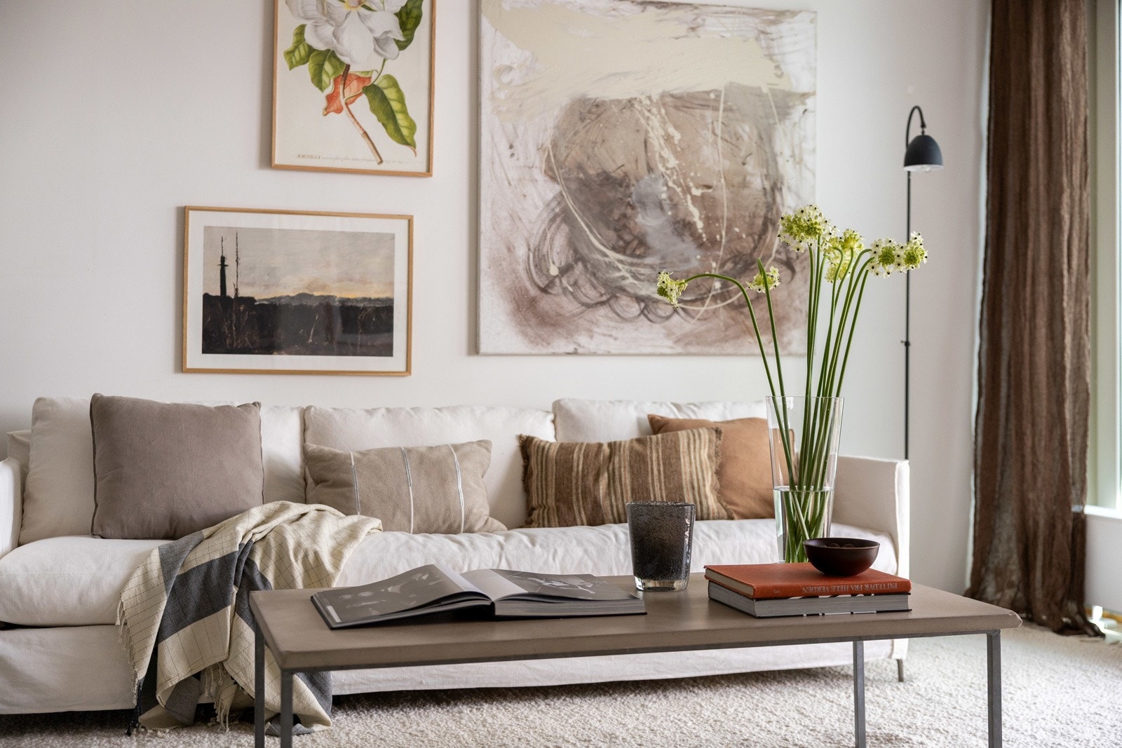 Stuen har en åpen og fleksibel planløsning som gir deg mange innredningsmuligheter. Her kan du enkelt skape både en sofakrok og en spisestuesone. Galleribilde